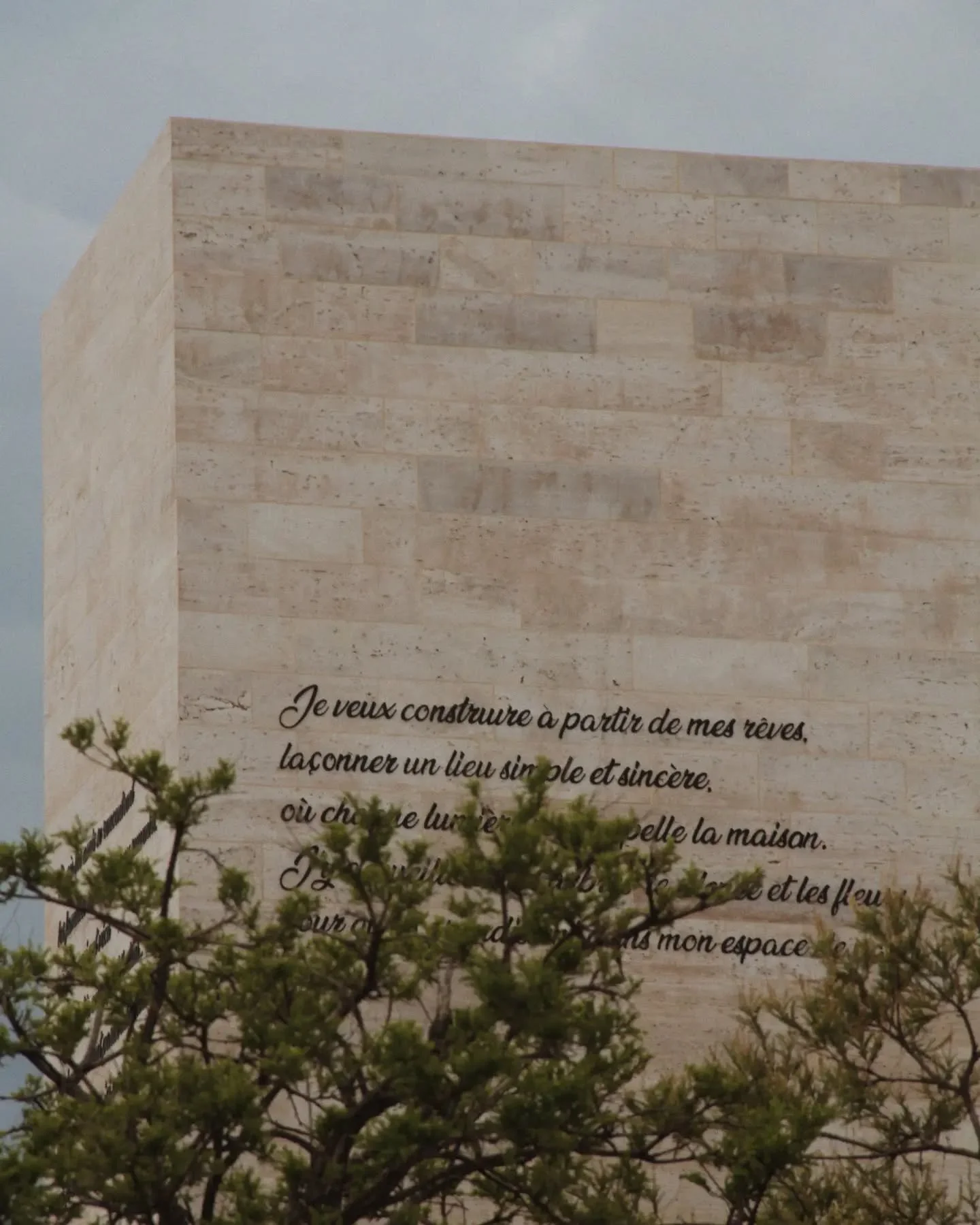 La belleza nunca depende de un solo elemento. Nace de la suma de los peque&ntilde;os detalles.

De una piedra elegida por su textura.
De una frase capaz de detener el paso.
De un &aacute;rbol que permaneci&oacute; en su lugar.
De un sendero que invit