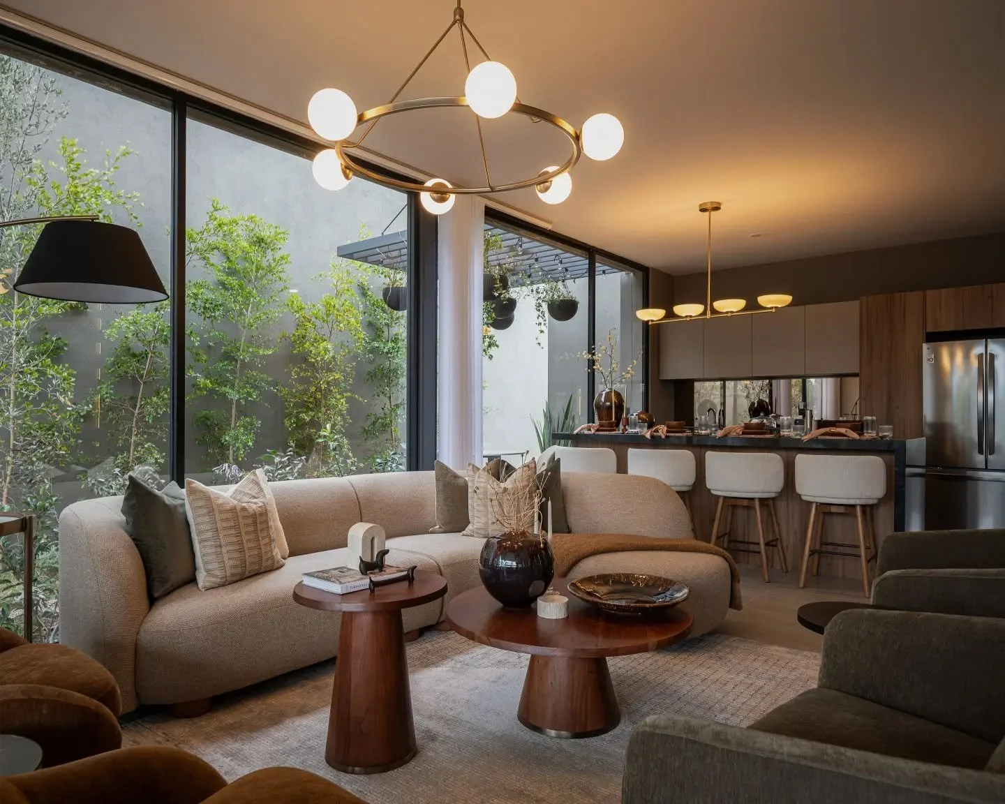 Donde la vida florece hacia adentro ✨️🌿

En Residencia Aveline, la naturaleza no termina donde comienza la arquitectura. Los jardines abrazan cada espacio, la luz se desliza entre texturas y grandes ventanales, y el paisaje se convierte en parte de 