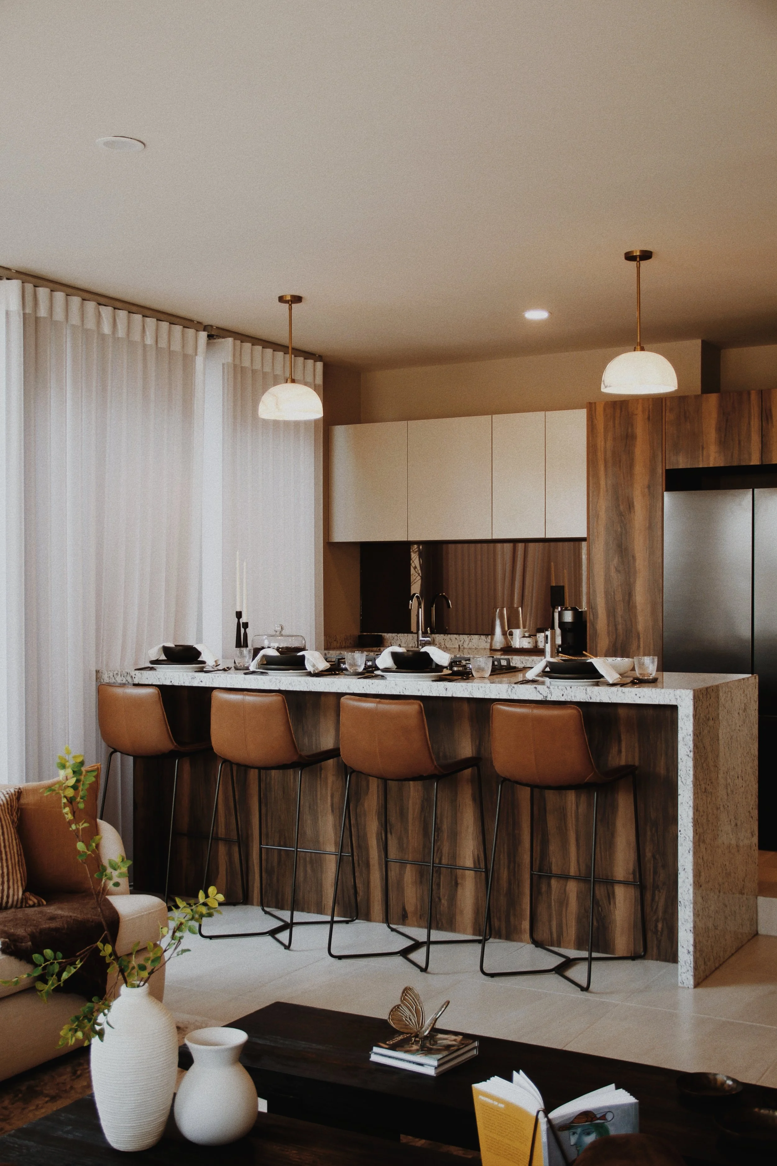 Cocina moderna con barra de granito y siete sillas de color marrón
