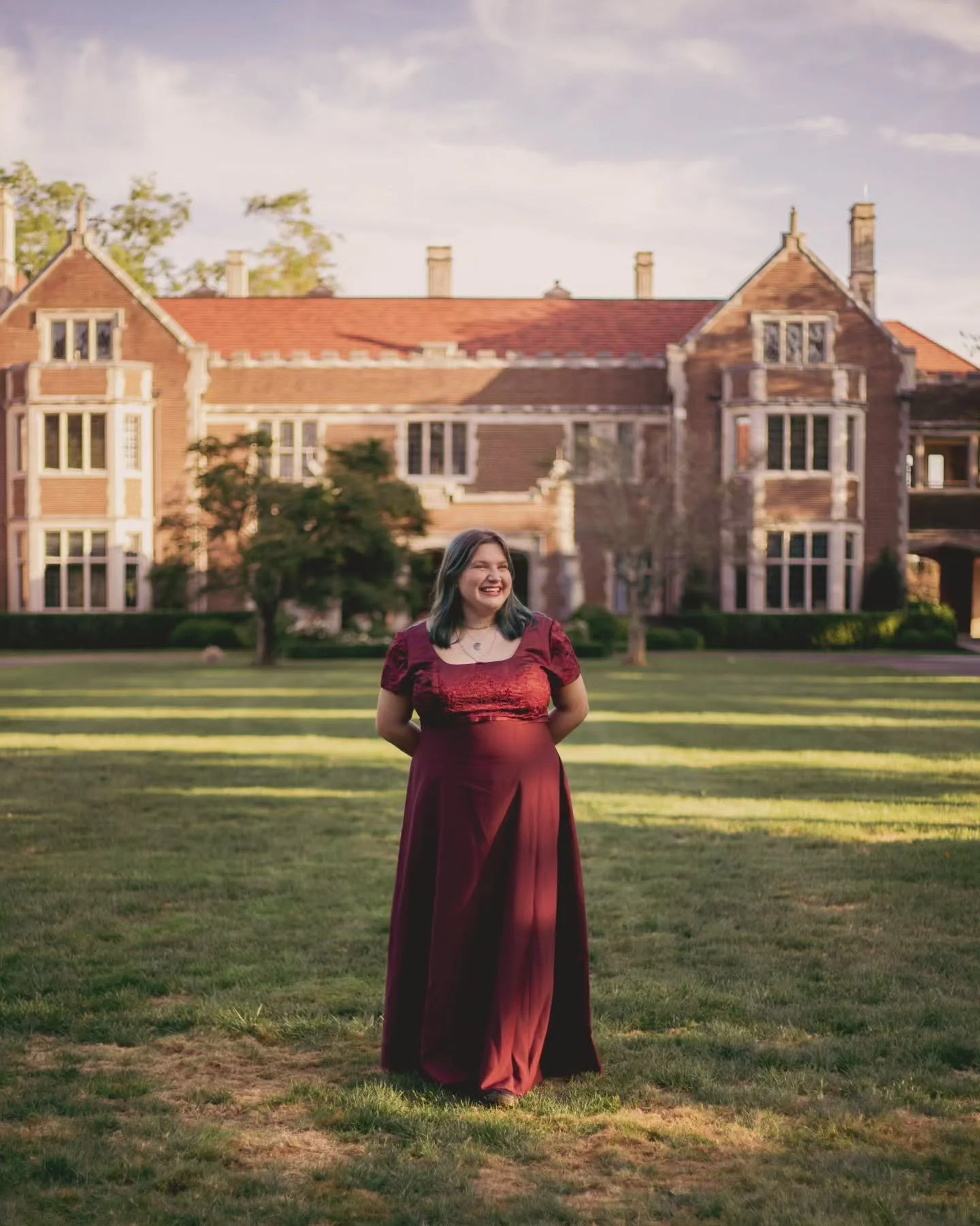 Graduation season is here and I couldn&rsquo;t be happier to celebrate this beautiful senior! ✨

She wanted her session to reflect her vintage soul and her biggest passion: books. And let me tell you &mdash; her love for reading, her timeless style, 