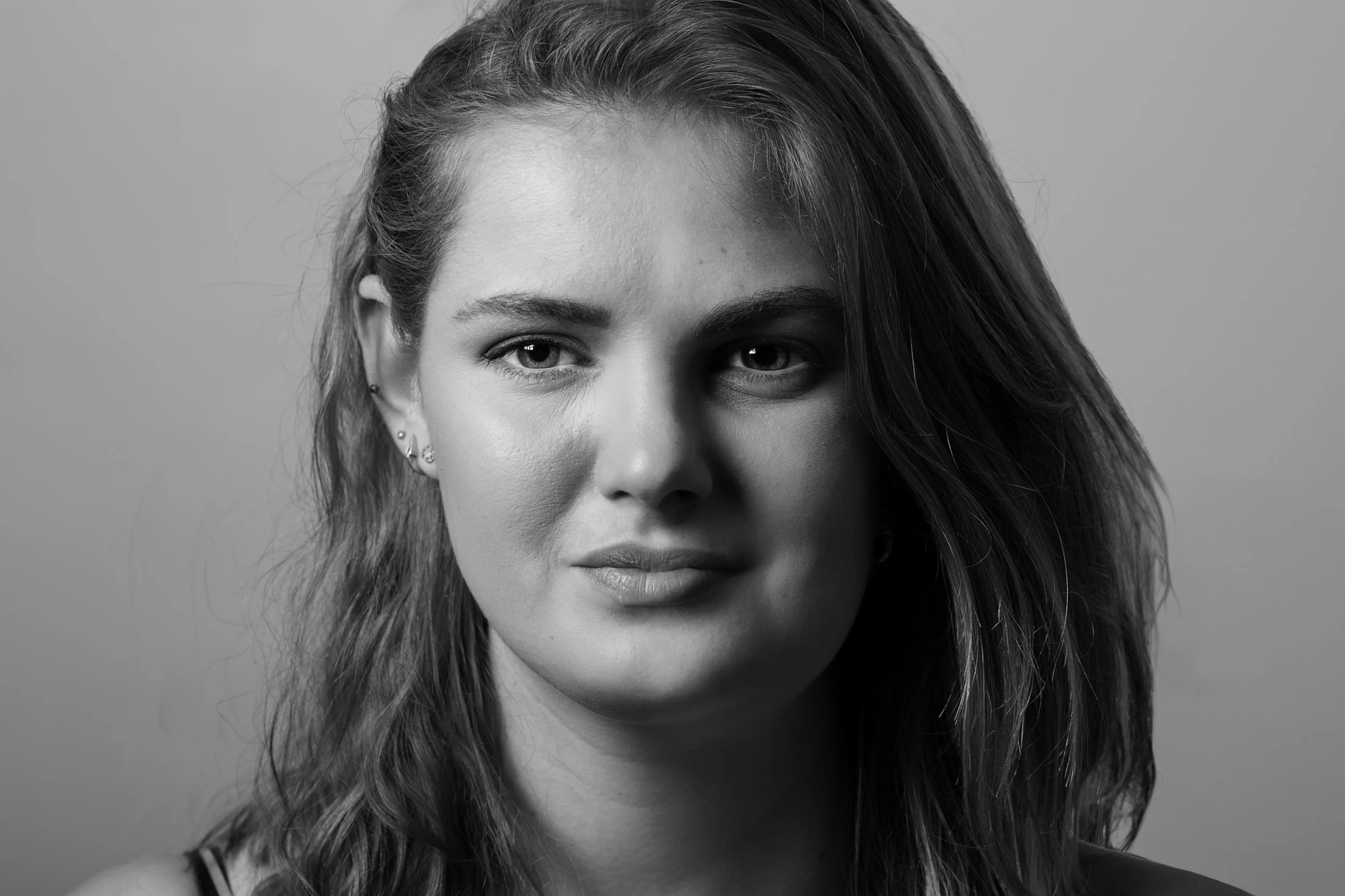 20260902 Yara Ilse in een gezicht zwart-wit-.jpg