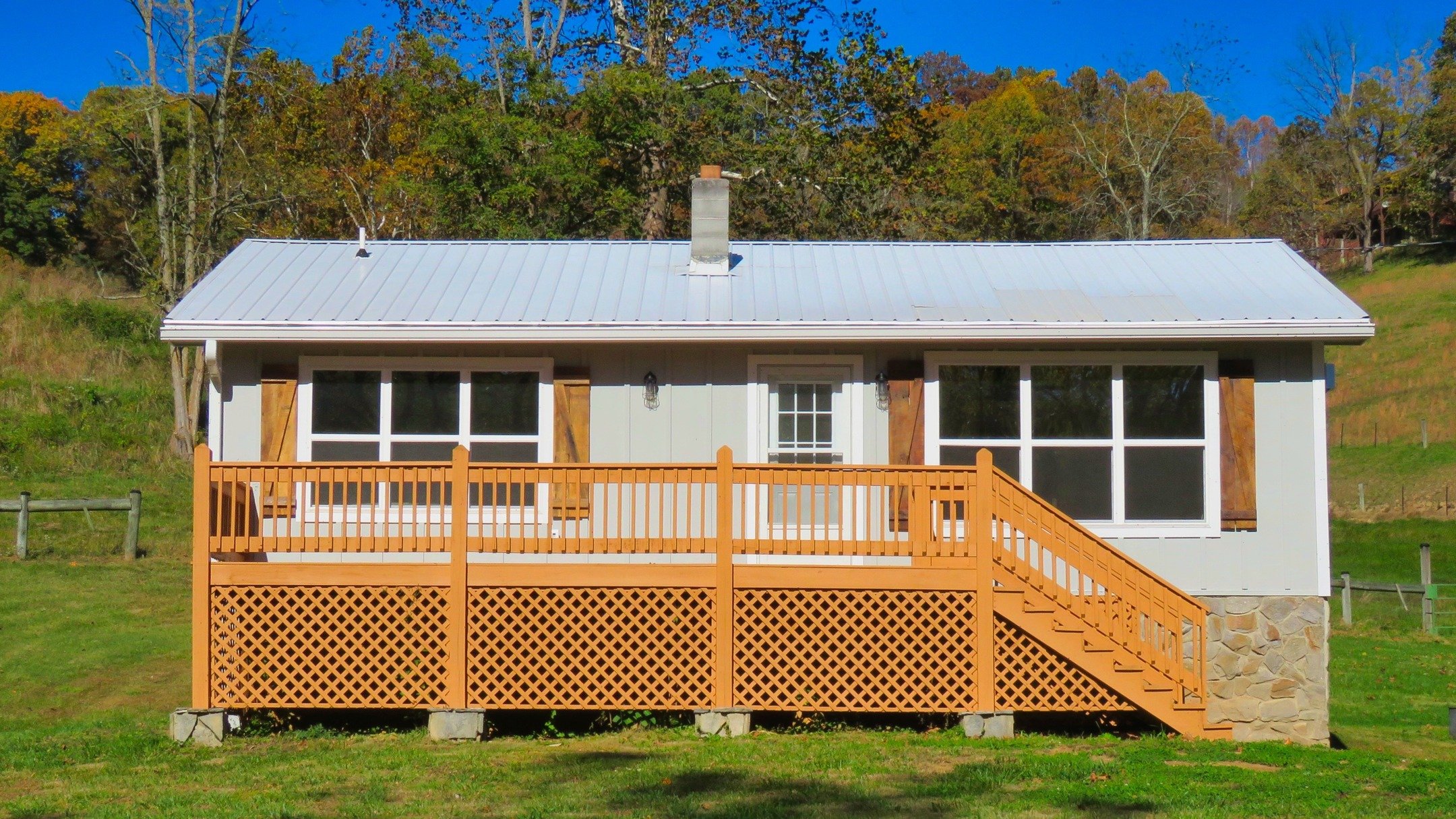 The Ranch Cottage is an ideal retreat for pre-ceremony wedding parties and a romantic honeymoon escape for newlyweds. Every room boasts stunning Smoky Mountain views. The cottage, recently renovated from top to bottom, features a full kitchen with ne