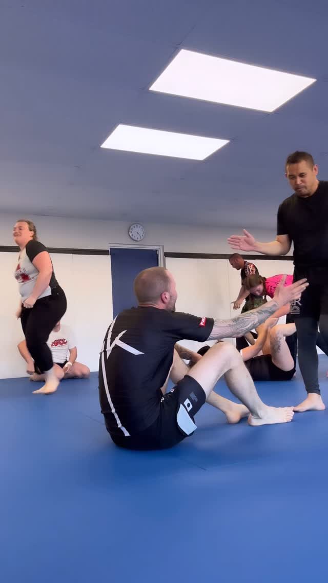 Some Thursday vibes with the crew 😮‍💨
⬇️
- Guard passing rounds (top player trying to pass or submit, bottom player trying to sweep or submit or wrestle up)
- Wife (Kate) attempting to RNC husband (Kier)
- Michael doing Michael things
- Scr