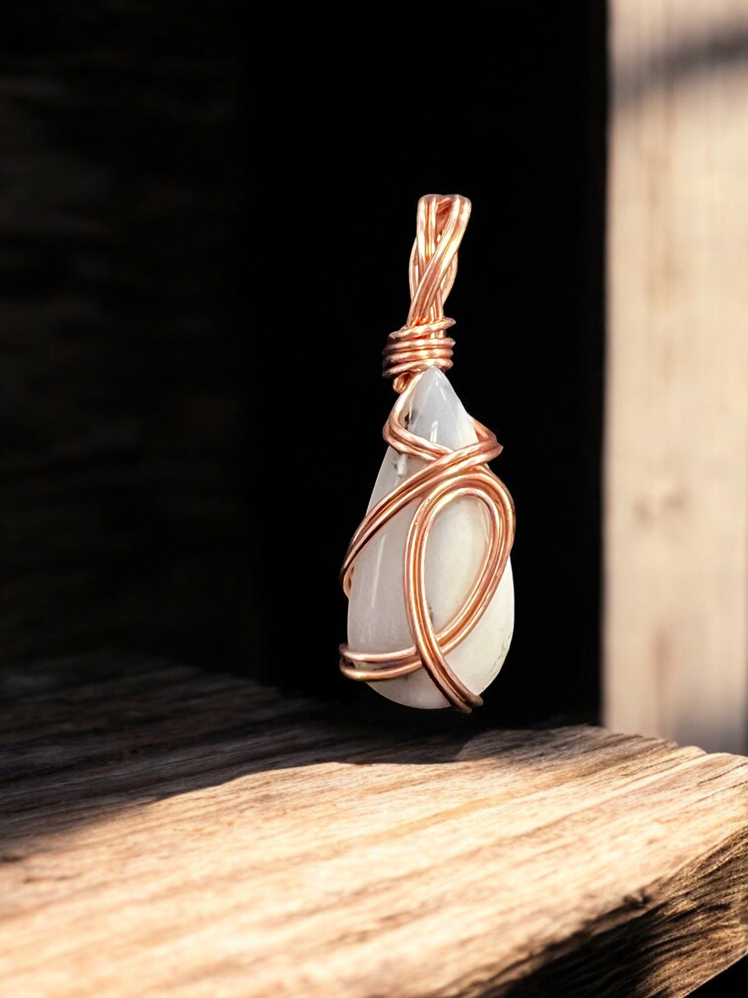 Dendritic opal droplet in rose gold wire
