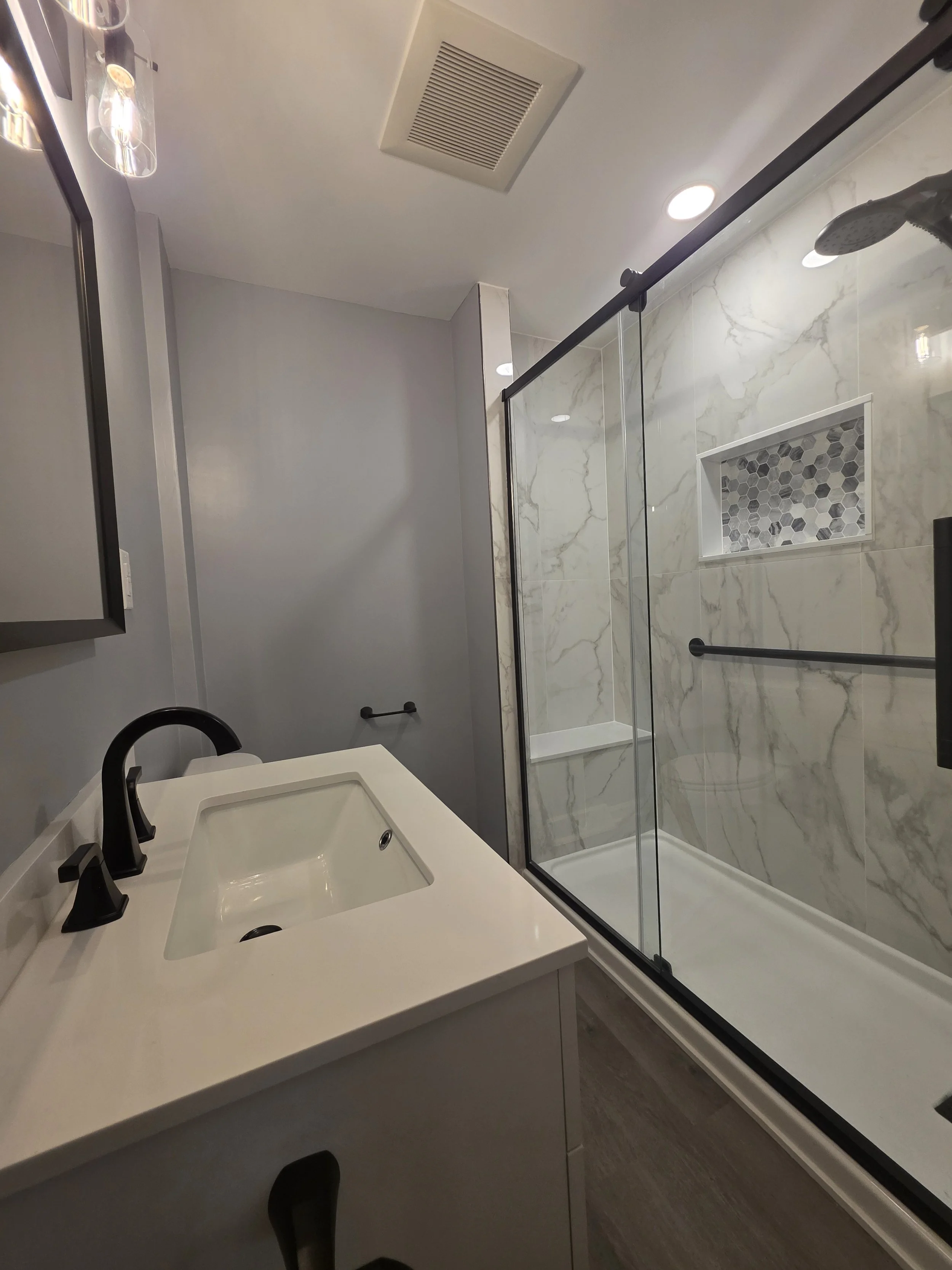 Bob & Karen's Hallway Bathroom