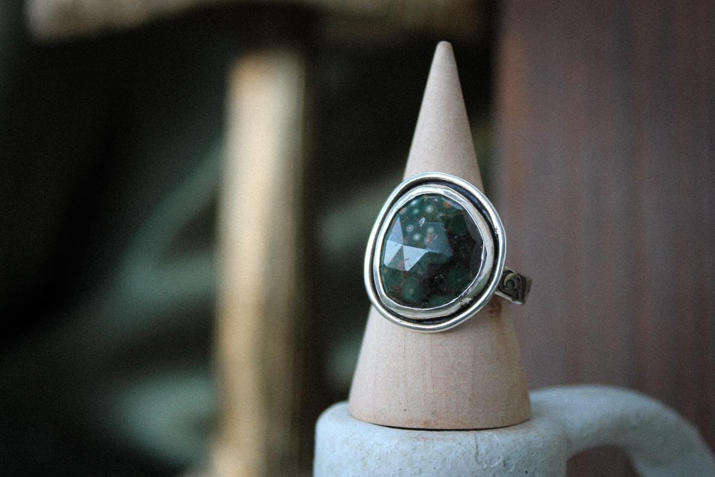𖦹 patient waters 𖦹

this beautiful ocean jasper ring is available in the shop. it&rsquo;s one of my faves. 

fits size 7.5-7.75

#oceanjasper #jasper #rings #newmoon #silversmith #handmade #bohojewelry #art #entrepreneur #ring #artisan #jasperrings