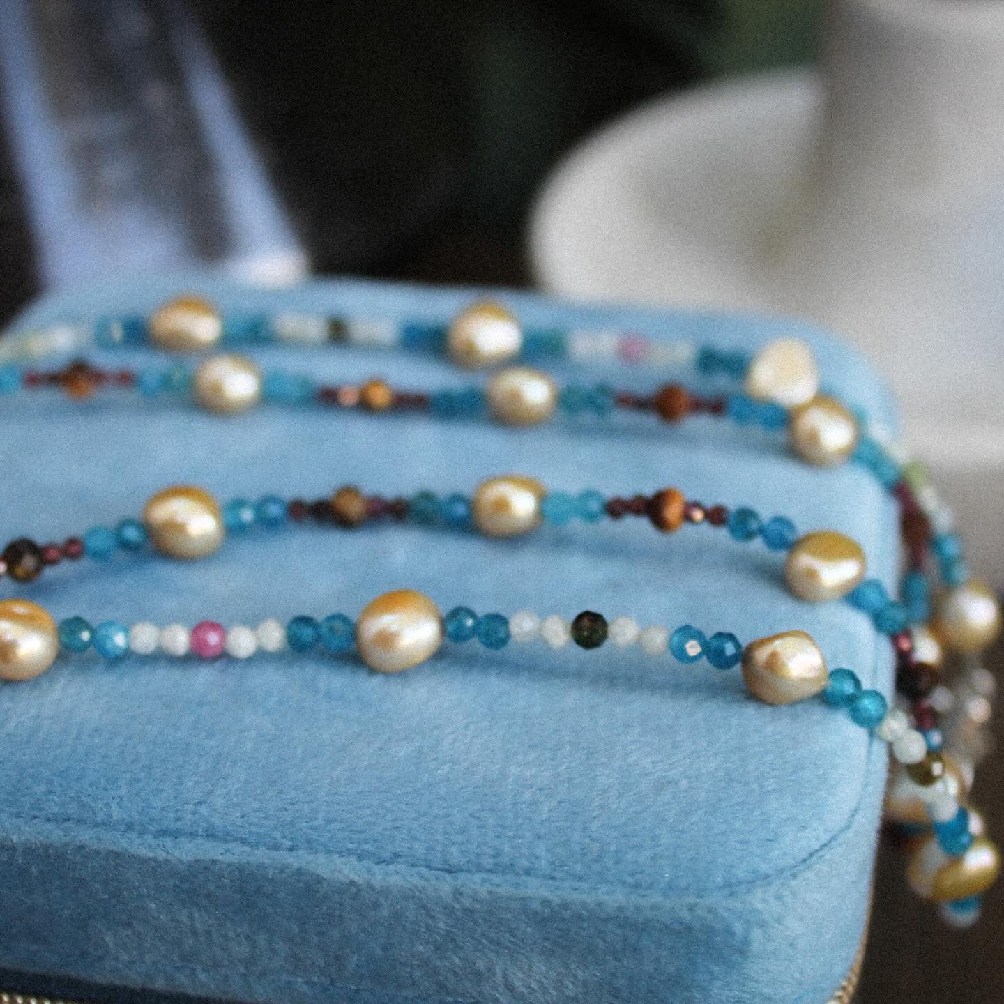 𖦹 mermaid vibes 𖦹 
🧜🏻&zwj;♀️

#gemstonechokers #seedbeadjewelry #chokers #jewelry #handcrafted #artisan #new #summer #style