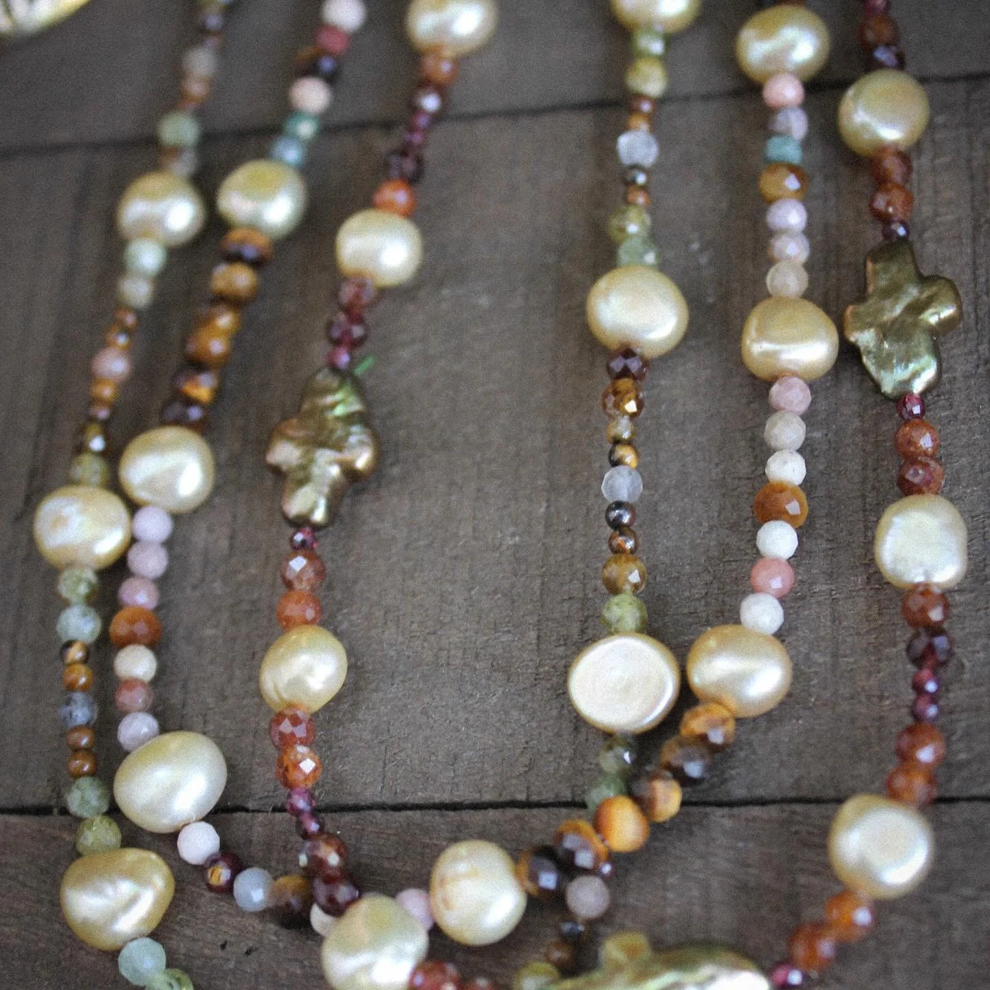 𖦹 gemstone chokers 𖦹

these have been a favorite accessory of mine lately. i made sure to give yall some new color options beyond the earthy ones i like. 

what stones / colors would you like to see? 

#chokers #jewelry #gemstones #handmade