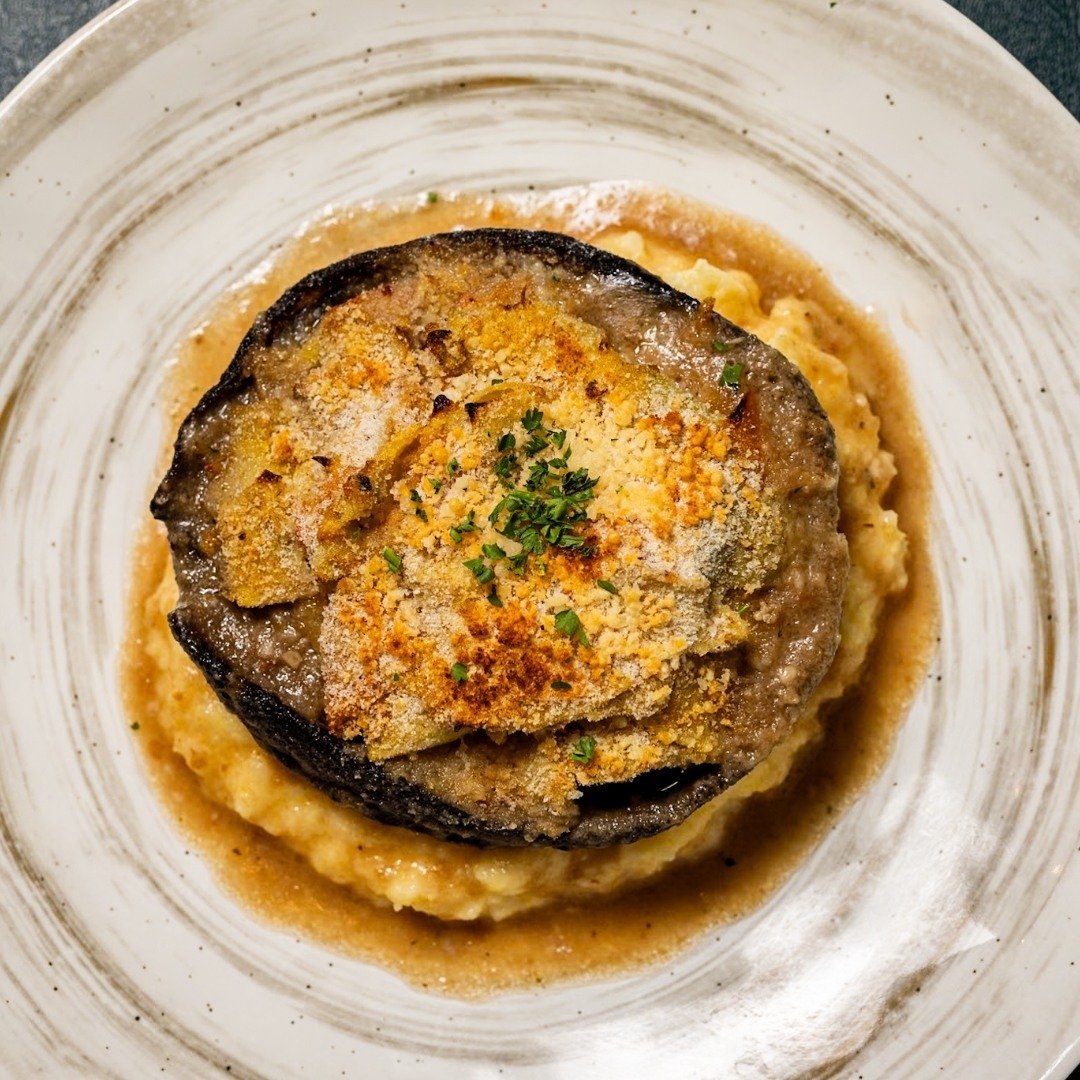 Comfort food, the Italian way. Our Parmigiana Melanzane has perfectly roasted eggplant with marinara sauce, parmesan cheese, and basil. Come have dinner at Aromi to enjoy every bite ❤️
