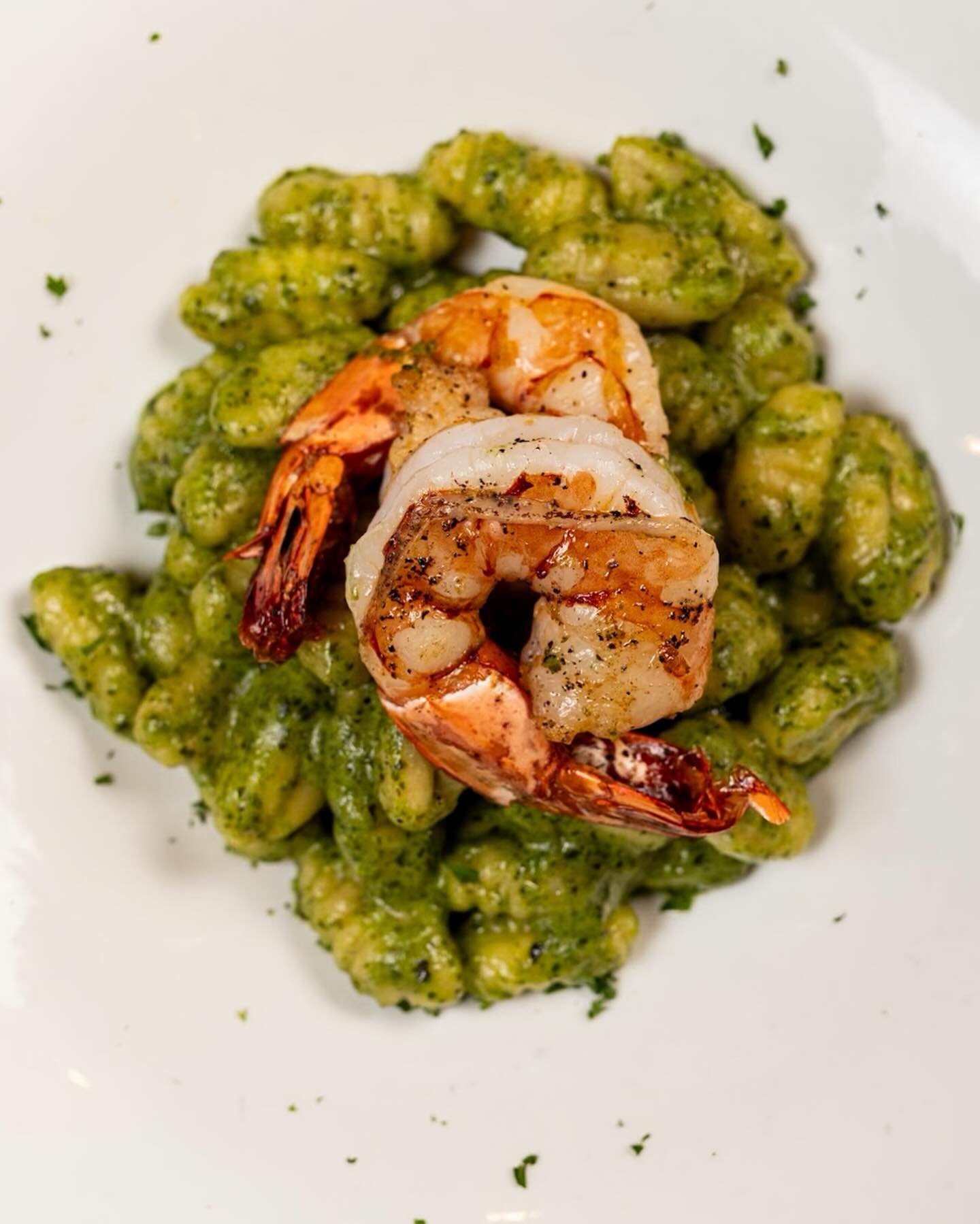 This is a dish that brings us right to our coastal hometown of Palermo. Gnocchi Verdi with pesto genovese, prawns, basil, and lots of rich extra virgin olive oil. When are you going to come try it, amor? 🦐🌿