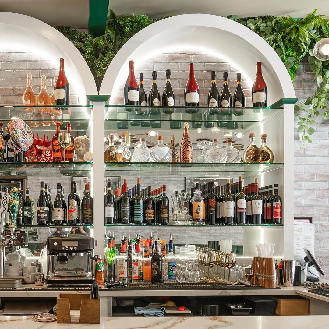 Cheers to Monday with a glass of vino and happy hour with friends! 🍷💃 Every Sunday-Thursday: 4-6pm! #happyhour #lamesa