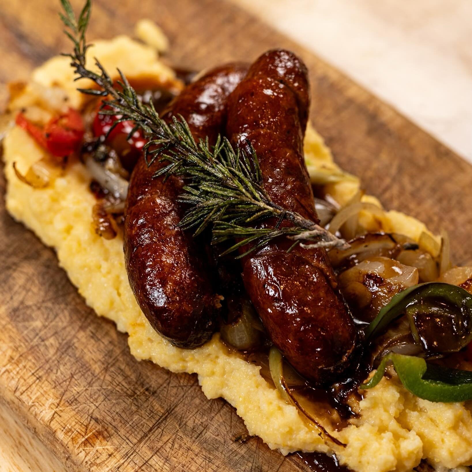 Currently craving Salsiccia e Polenta 🍽️ Satisfy your cravings &amp; secure your table for this weekend, with the link in our bio! #musthaveresturant #aromisd #italiancuisine