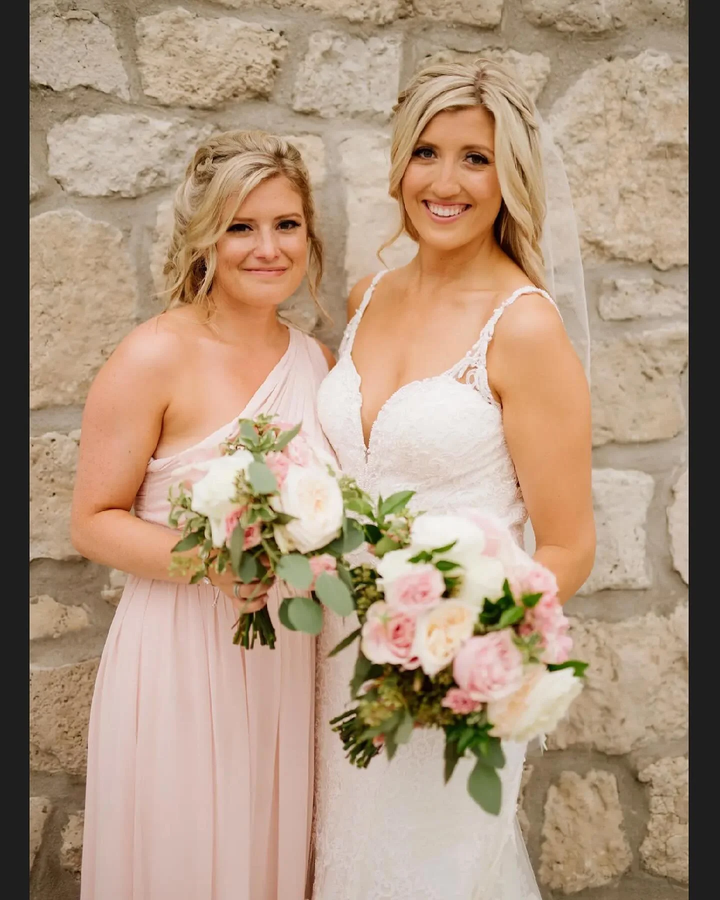 Big, textured waves + blonde = perfection👰&zwj;♀️ 

What kind of look will you go for on your wedding day?

Hair @wild.and.glam.bridal 
Makeup @hilarygrimmbeauty 
Photographer @lcoulterphoto 
Location @cambridge_mill 

#Beauty #Bride #Bridal #Kitche