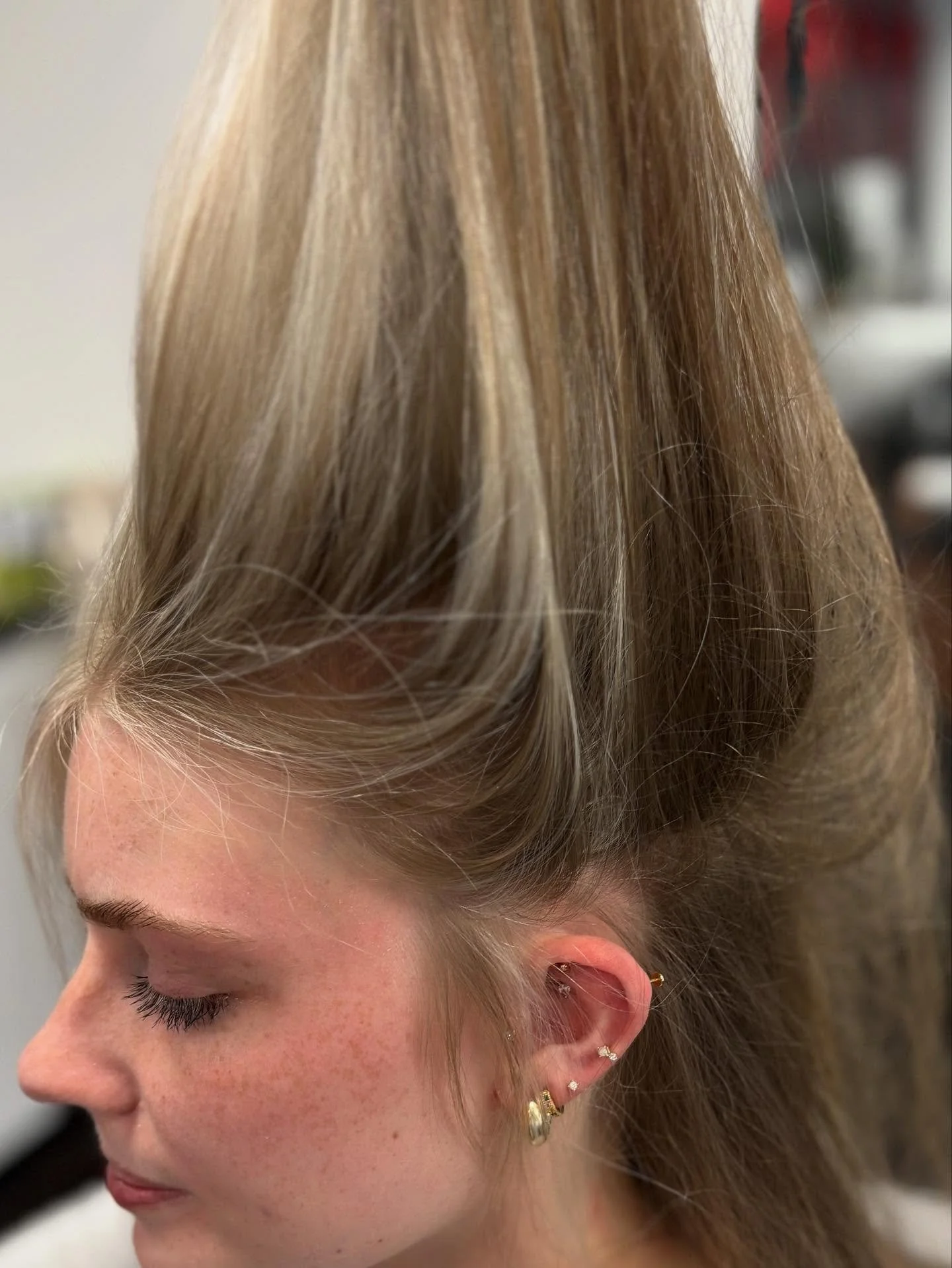 Swipe -&gt; For Before. 

THE 🐐 FOR BLONDES. 

Book your appointment today online www.christophermariesalon.com or
call 803.547.2076 . 

#chelsdidmyhair #christophermariehair #silklift #goldwell #goldwellapprovedus #letyourworktalk #blondegoals #blo