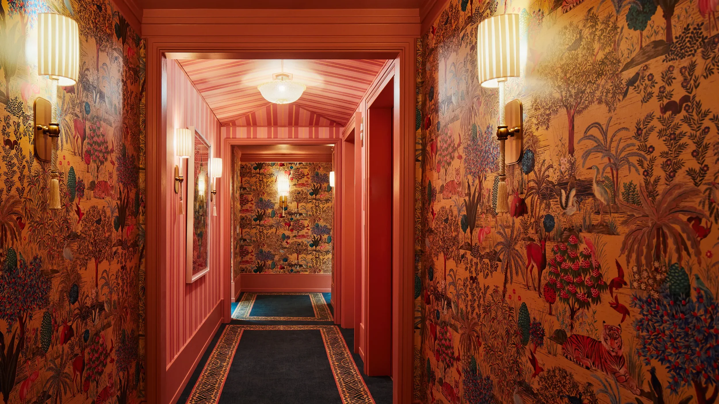 Fifth%20Avenue%20Hotel_Hallway%20Detail_Outside%20Mansion%20Junior%20Suite_William%20Abranowicz.webp