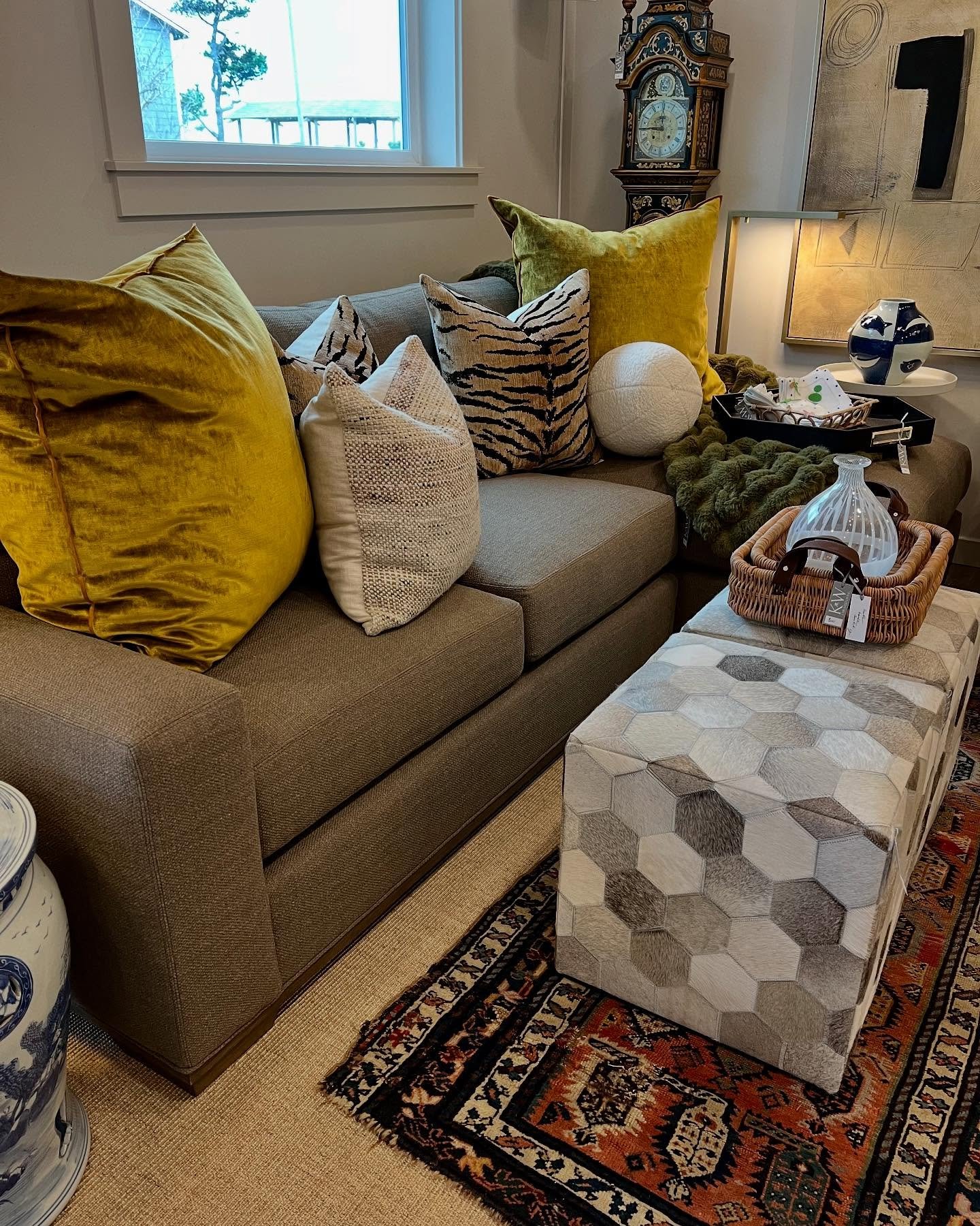 Time to get cozy&hellip; 
#customfurniture #interiordesign #sectional #curatedliving