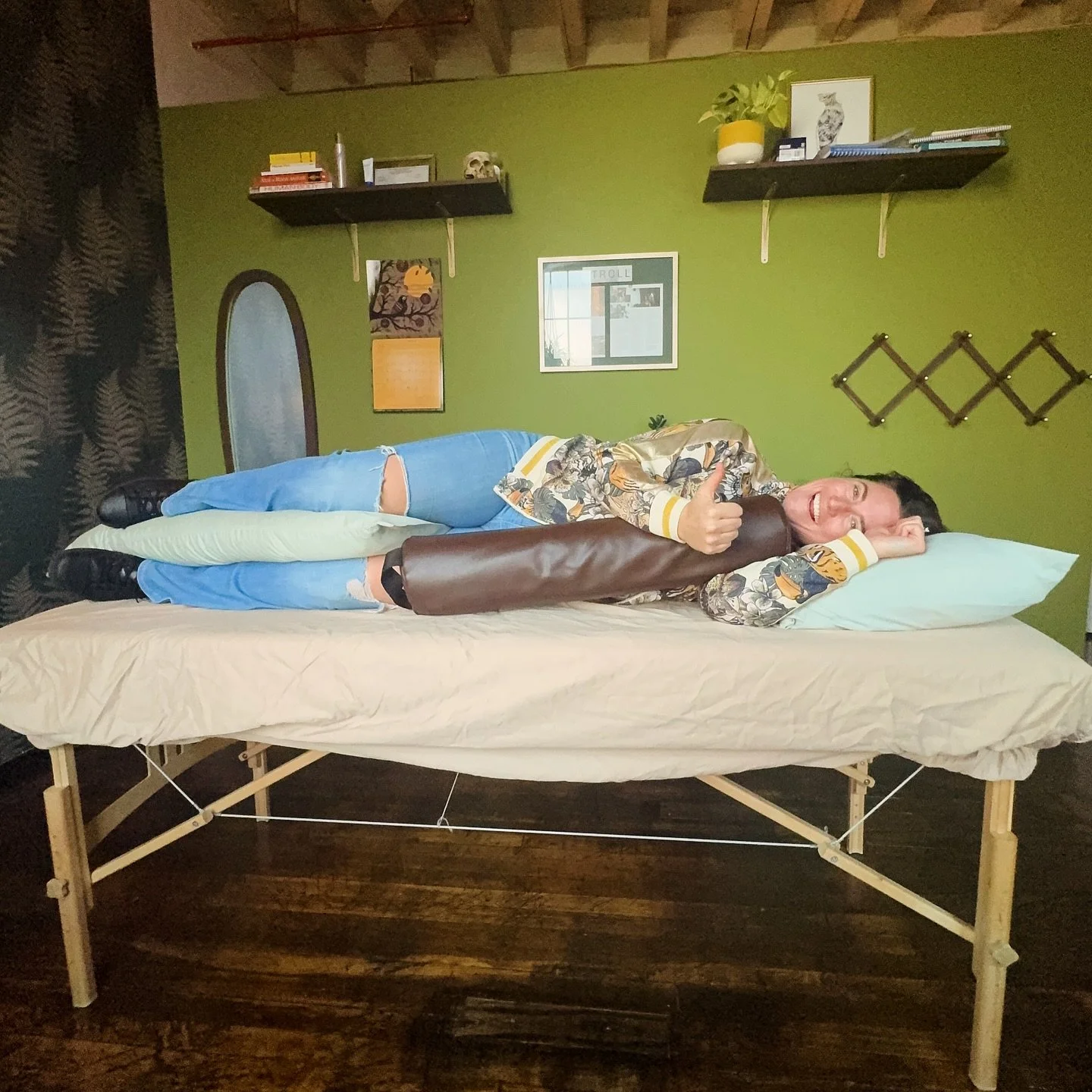 Who says you have to lay on your belly or back to get a massage? 😏💆&zwj;♀️

Side-lying = comfy, supported, and perfect for:
🤰 Pregnant babes
😴 Anyone who wants max cozy vibes
💚 Or just&hellip;because why not?

Your body, your rules. Massage shou