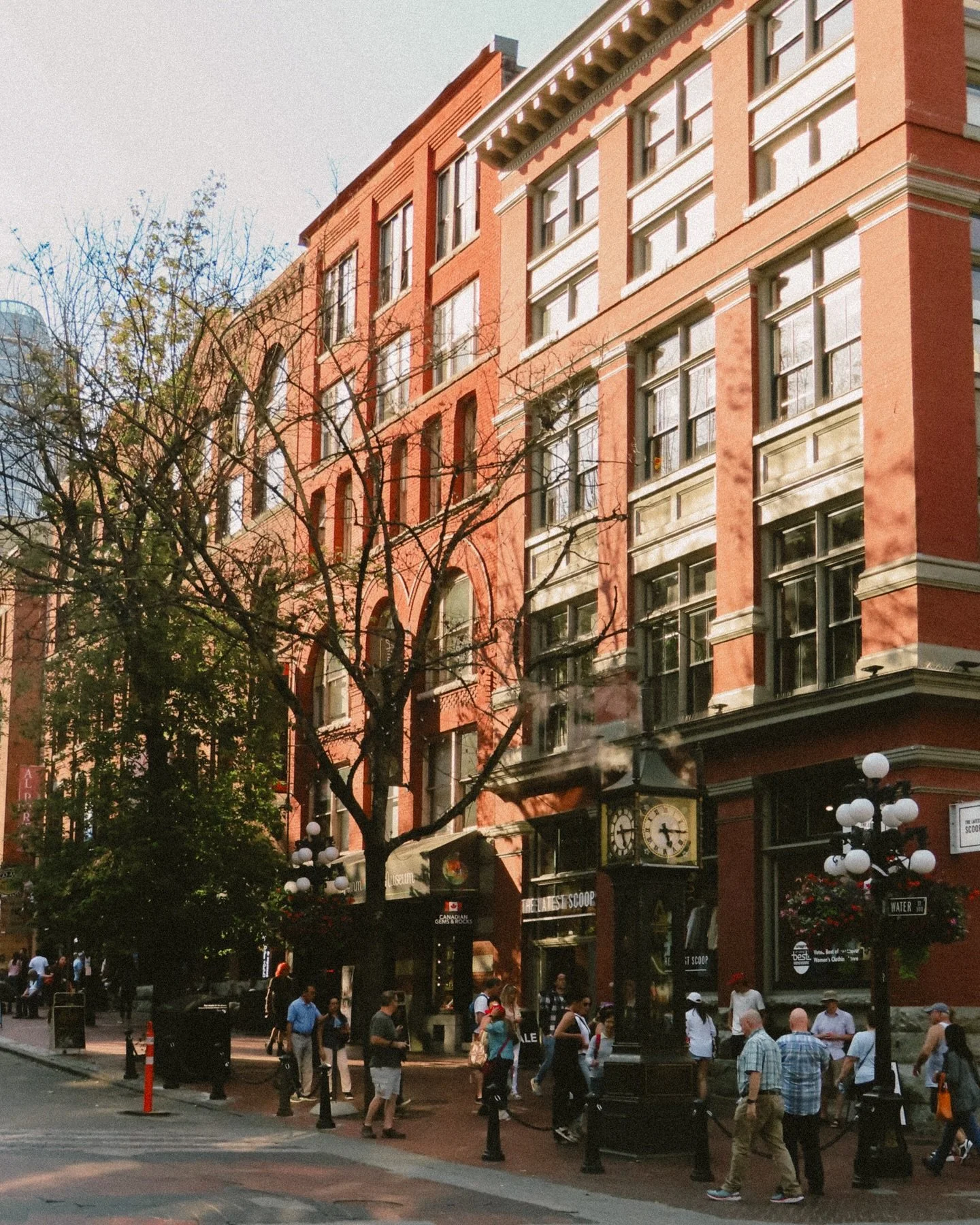 Postcards from Vancouver 🌲📸 
Just strolling through #GastownVancouver and enjoying a little summer break before fall sets in completely!

Postales desde Vancouver 🌲📸 
Paseando por #GastownVancouver y disfrutando de un peque&ntilde;o descanso de v