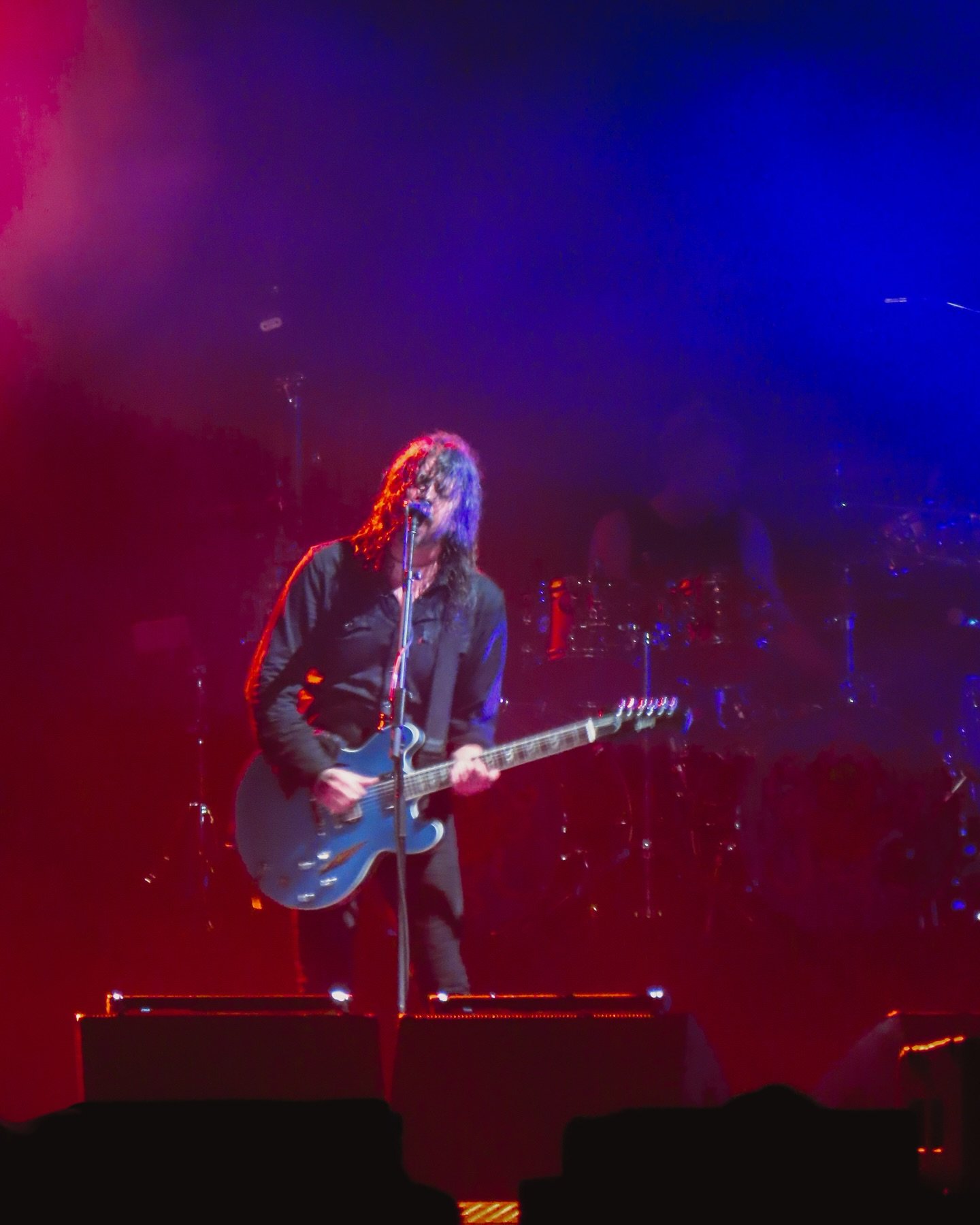 I&rsquo;ve always been a huge fan of the Foo Fighters🎸🔥📸I saw them back in 2018 when Taylor was still alive, and honestly, even though he&rsquo;s no longer with us, Dave and the band still know how to create magical moments for their crowd. It&rsq