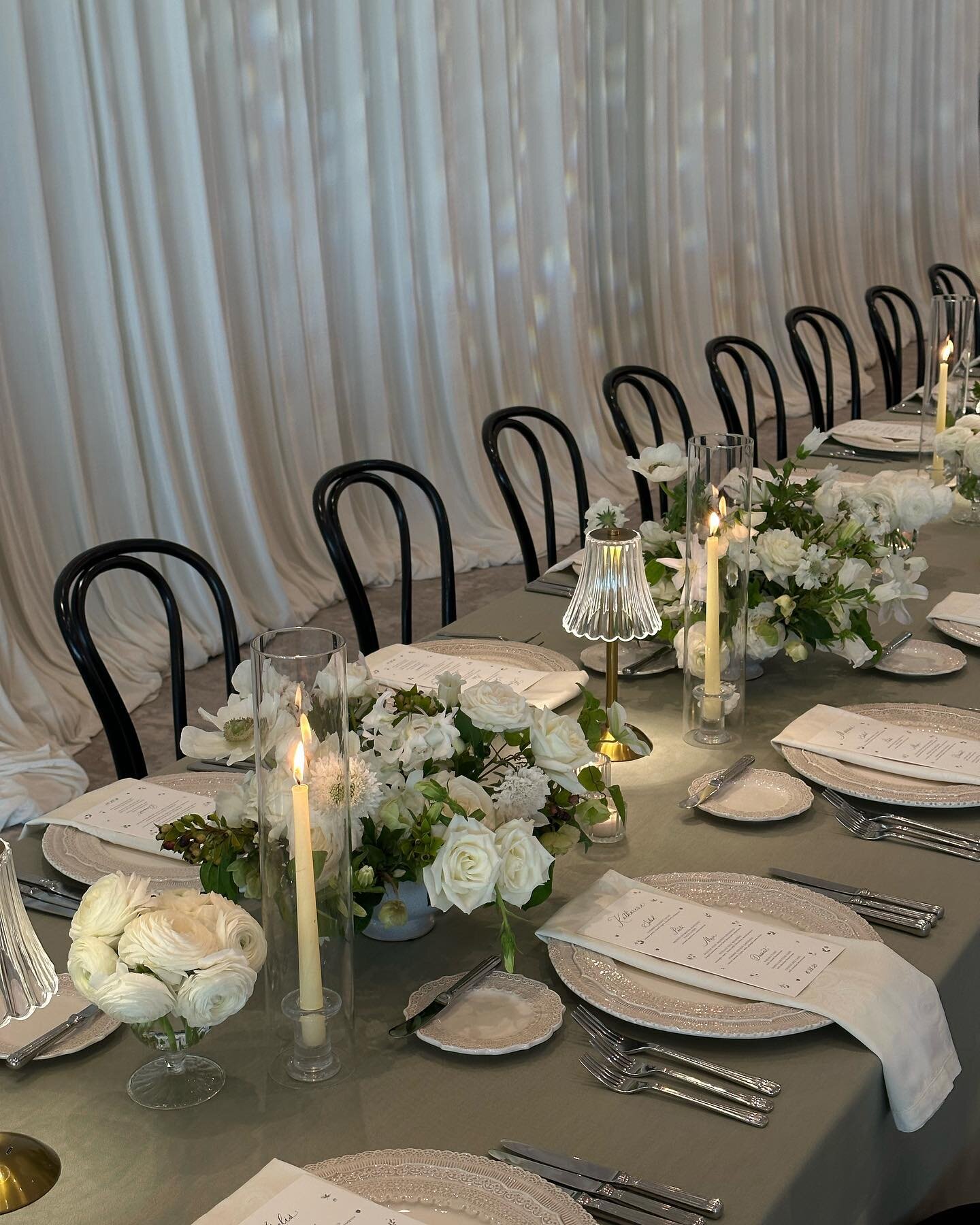 Garden roses from @roselanefarms complimented by the soft clouds of phalaenopsis and ranunculus🕊️

assisted amazing @pigsty 
Venue: @rosewoodmiramarbeach

.
.
.
.
#floristlosangeles #selectumflowers #flowertablesetting #flowerslosangeles #flowerdesi