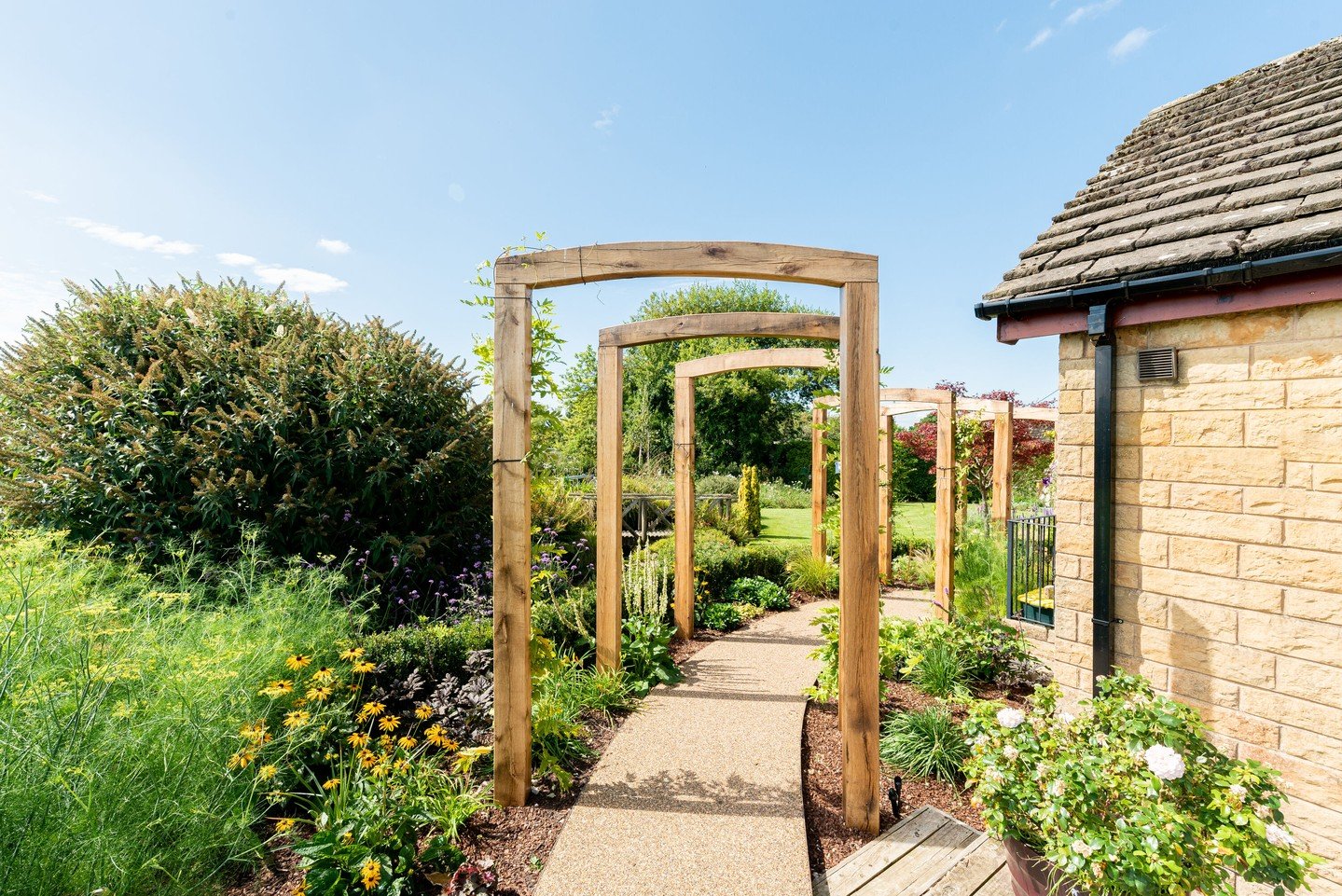 Throwback to Hoghton. 🌾🏡

This project was all about connecting the home's warm stone extension directly into the landscape.

Peter introduced a sunken seating area with a central fire pit, framed by split-face stone retaining walls and clean timbe