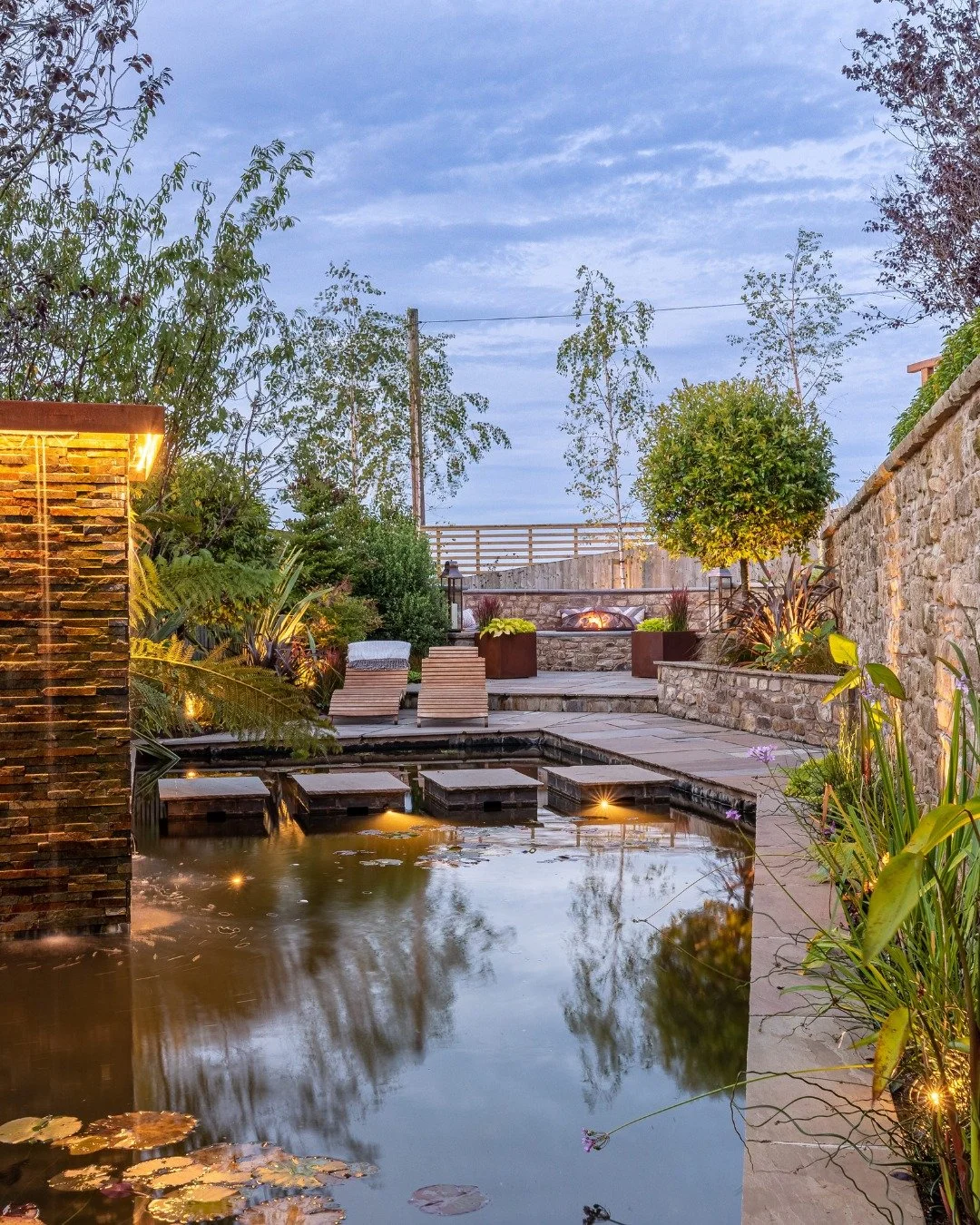 One of our all-time favorite transformations in Tockholes 🌾✨

Working with steep gradients means you get to play with levels. Instead of fighting the slope, we carved out distinct garden rooms across multiple tiers

From the upper entertaining terra