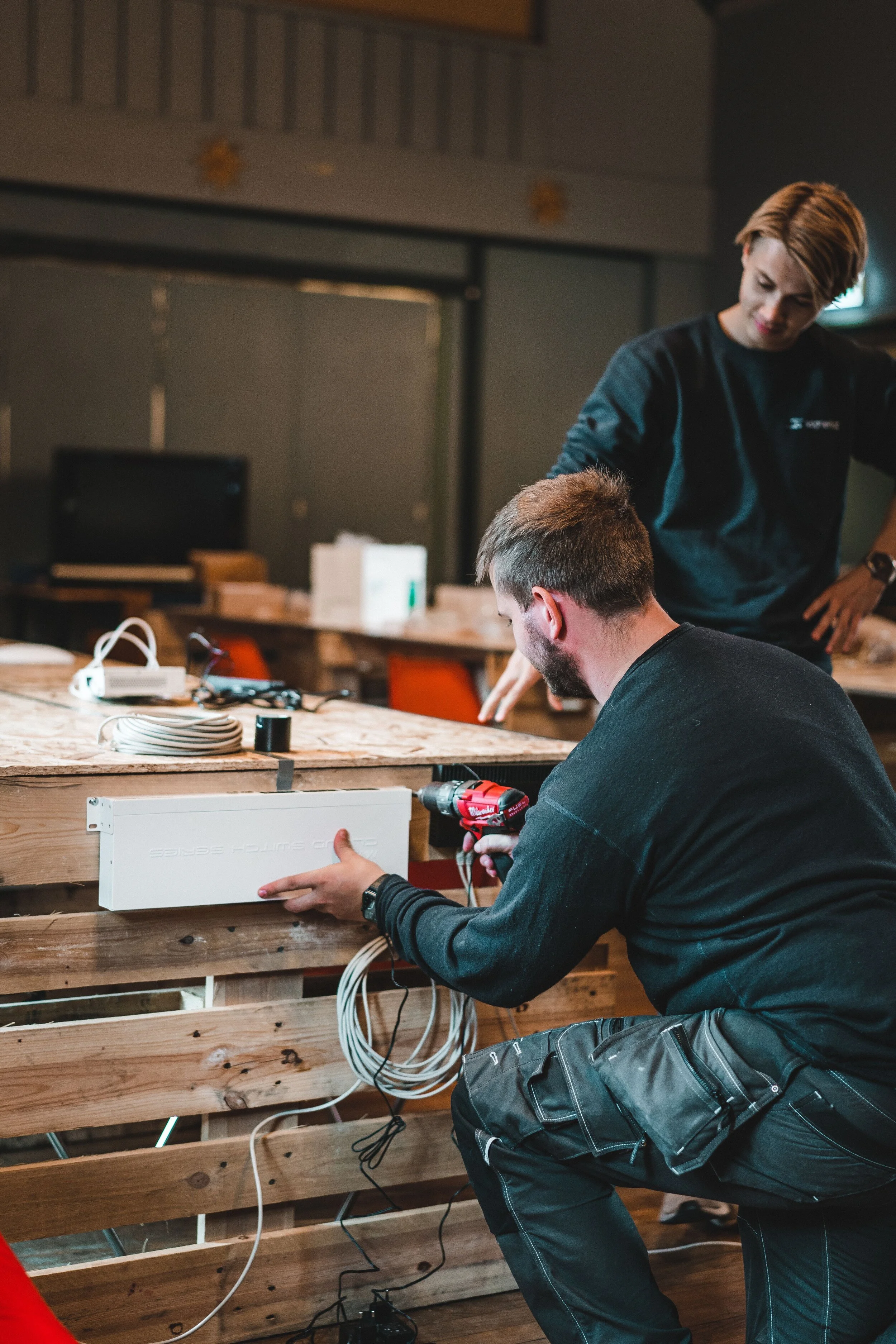 Nettverkskonsulentane rigga opp til ei høghastigheits spel-aften og ville gjerne prøve ferdigheitane i Mario-Kart.