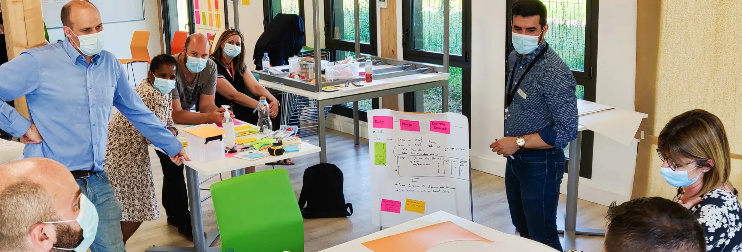 Photo de personnes travaillant ensemble dans un environnement créatif