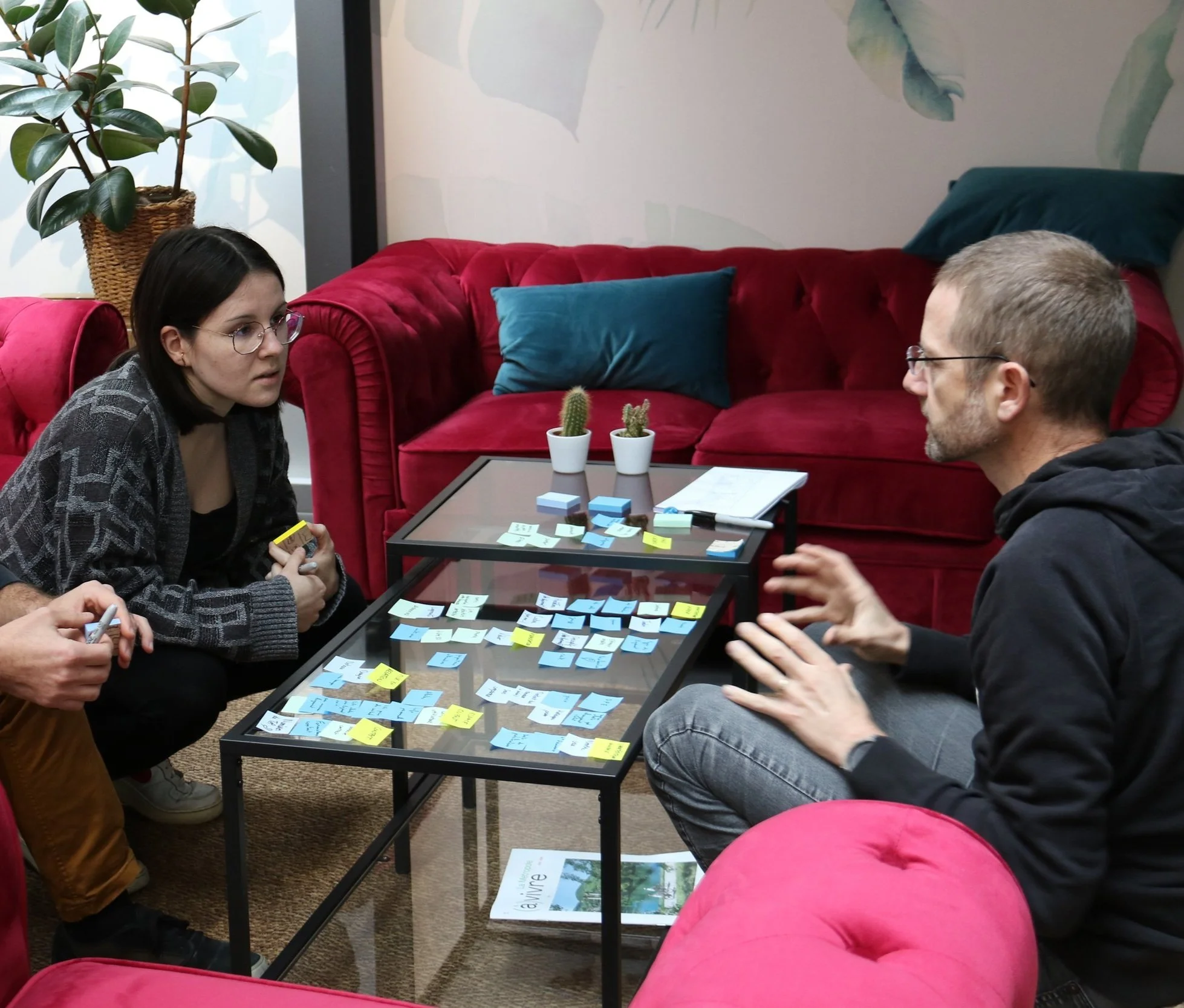 Deux membre de l'entreprise Esker travaillant avec une table pleine de post it