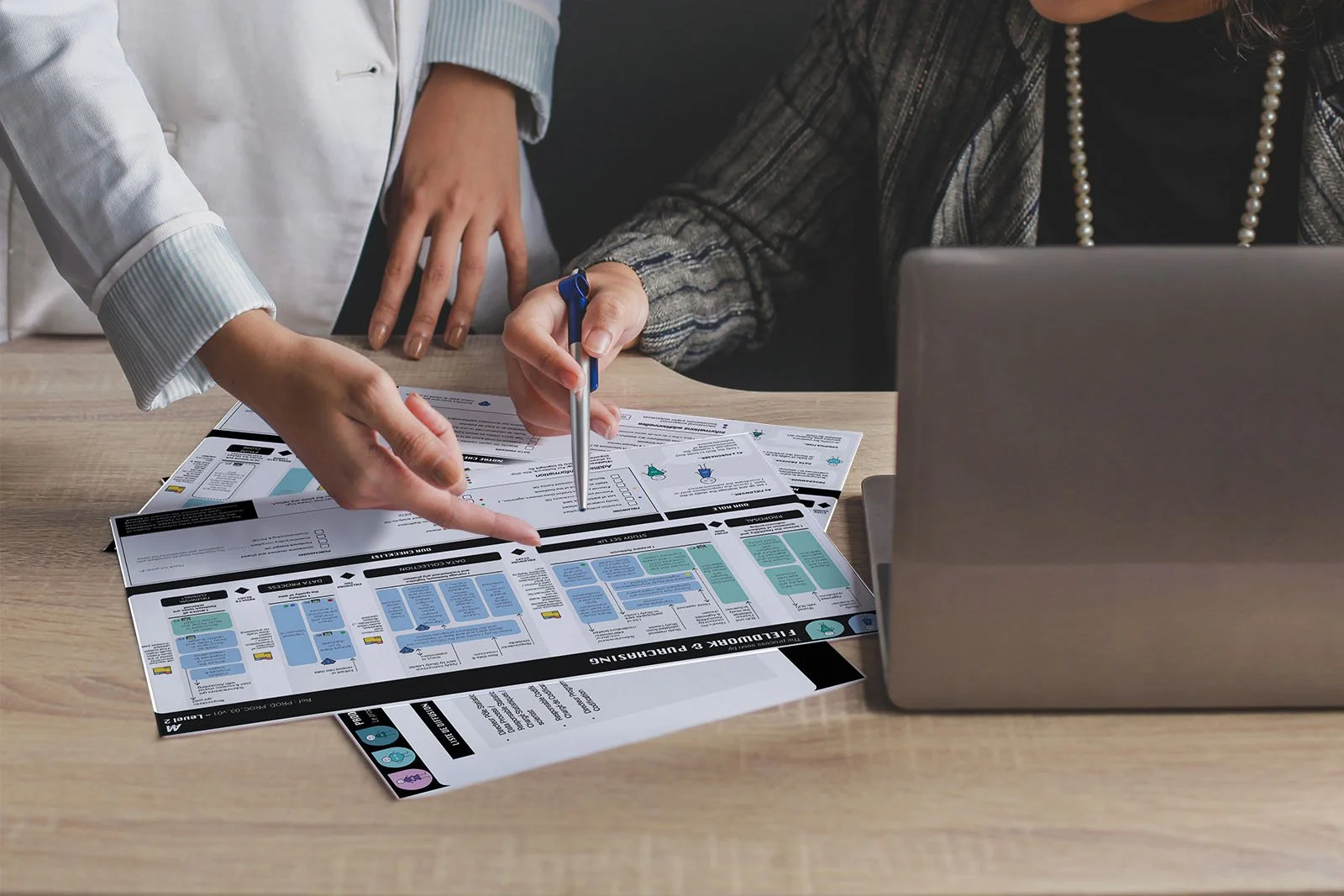 photo de deux personnes réfléchissant avec des feuilles sur un bureau illustrant les processus d'une entreprise