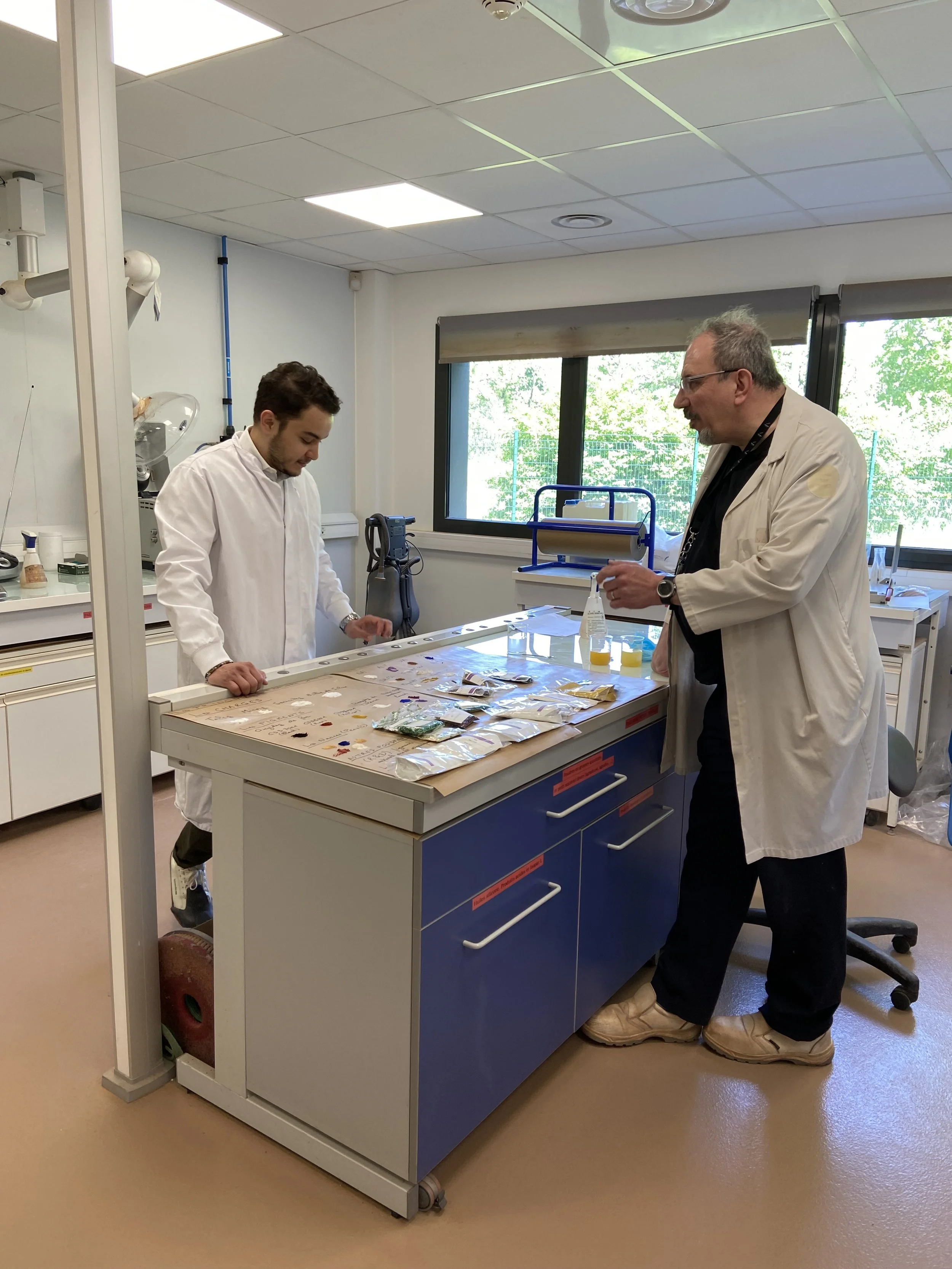 Abder dans le laboratoire de Miyoshi testant les différents produits