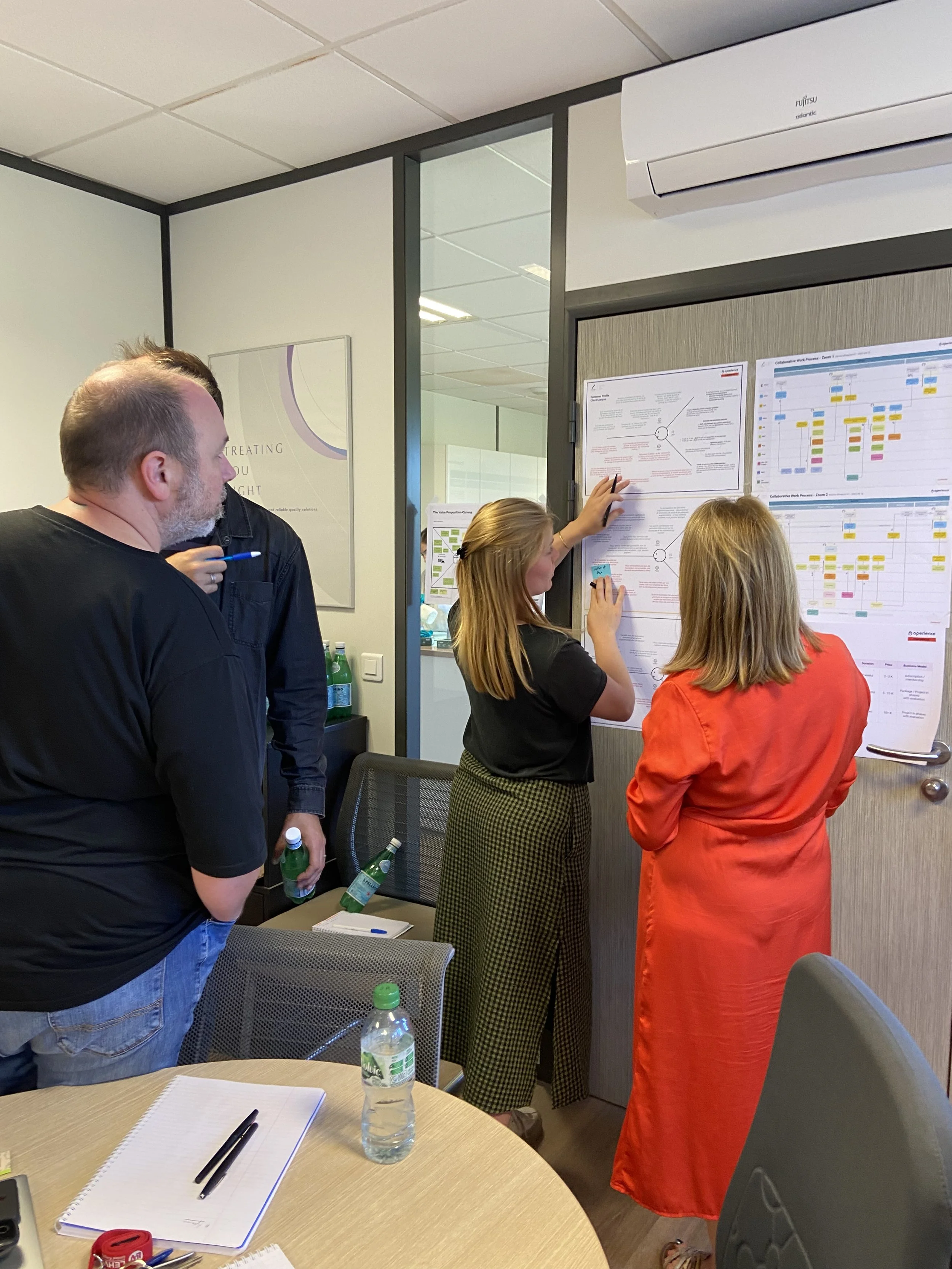 L'équipe Miyoshi travaillant sur des processus lors d'un atelier