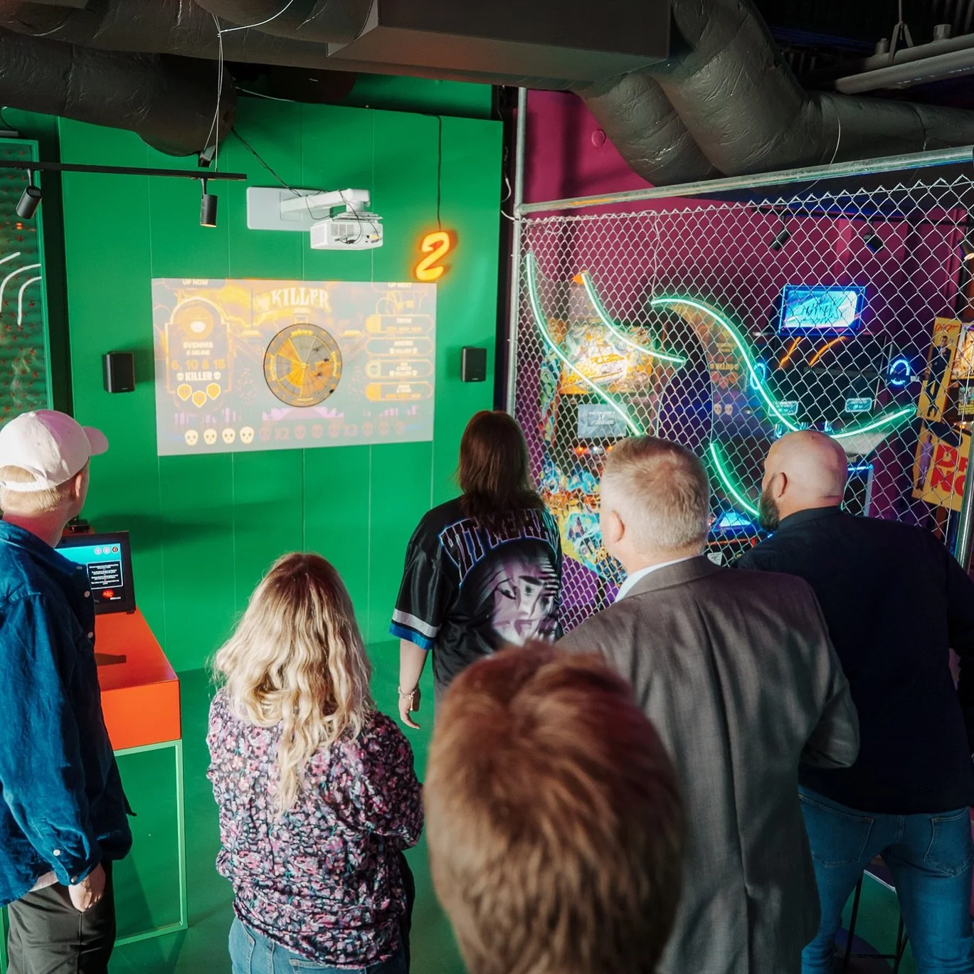 🎉 Helgen nærmer seg – har du planlagt noe gøy?
Hos oss finner du alt på ett sted: karaoke, bowling, minigolf, dart, shuffleboard og arkadespill! 🕹️🎯🎳
Bare møt opp – vi fikser resten!
🔗 Booking via link i bi
