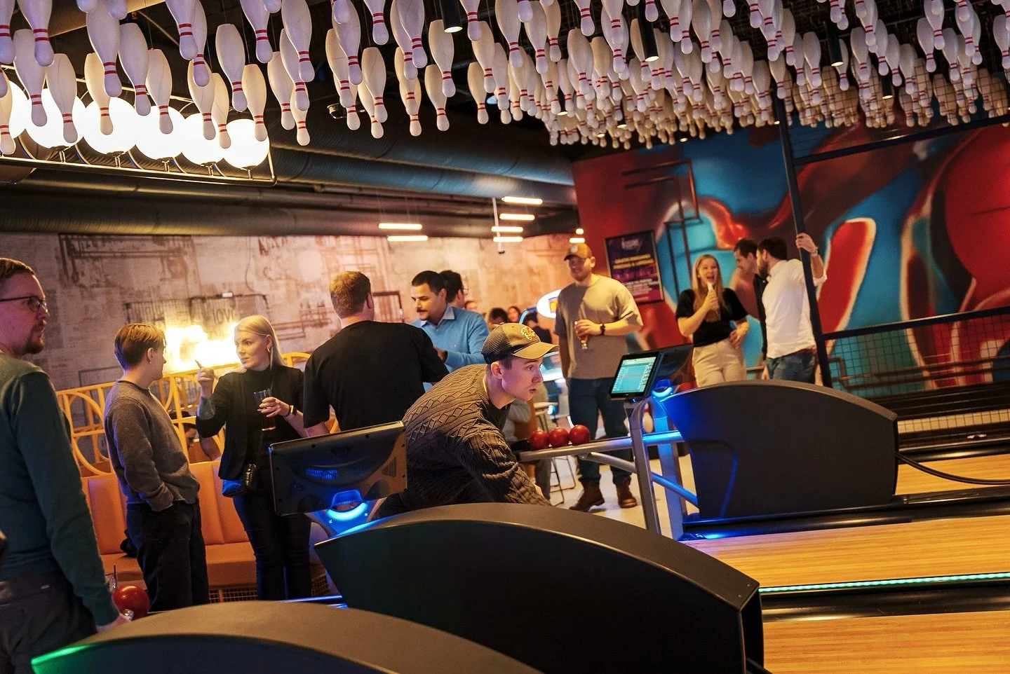 🔥 FREDAG = VENNER, SPILL & DRINKS! 🔥
Helgen starter hos oss – med Duckpin Bowling, Shuffleboard, Dart, Karaoke og Minigolf! Hva går du for først? 🎳🎯🎤⛳🍻
Ta med gjengen og kickstart helga med god stemning og full fart fra