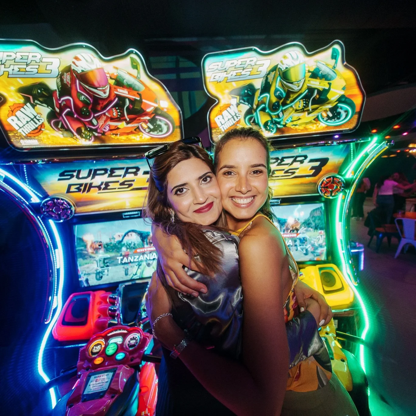 Klar for en kveld med latter, spill og gode vibber? 🎳🎤🎯
Ta med vennegjengen, familien – eller daten! Vi har åpent hver dag fra kl. 17:00 💥
Hos oss kan du teste Duckpin Bowling, minigolf, karaoke, arkade og mye mer!
Book enkelt via li