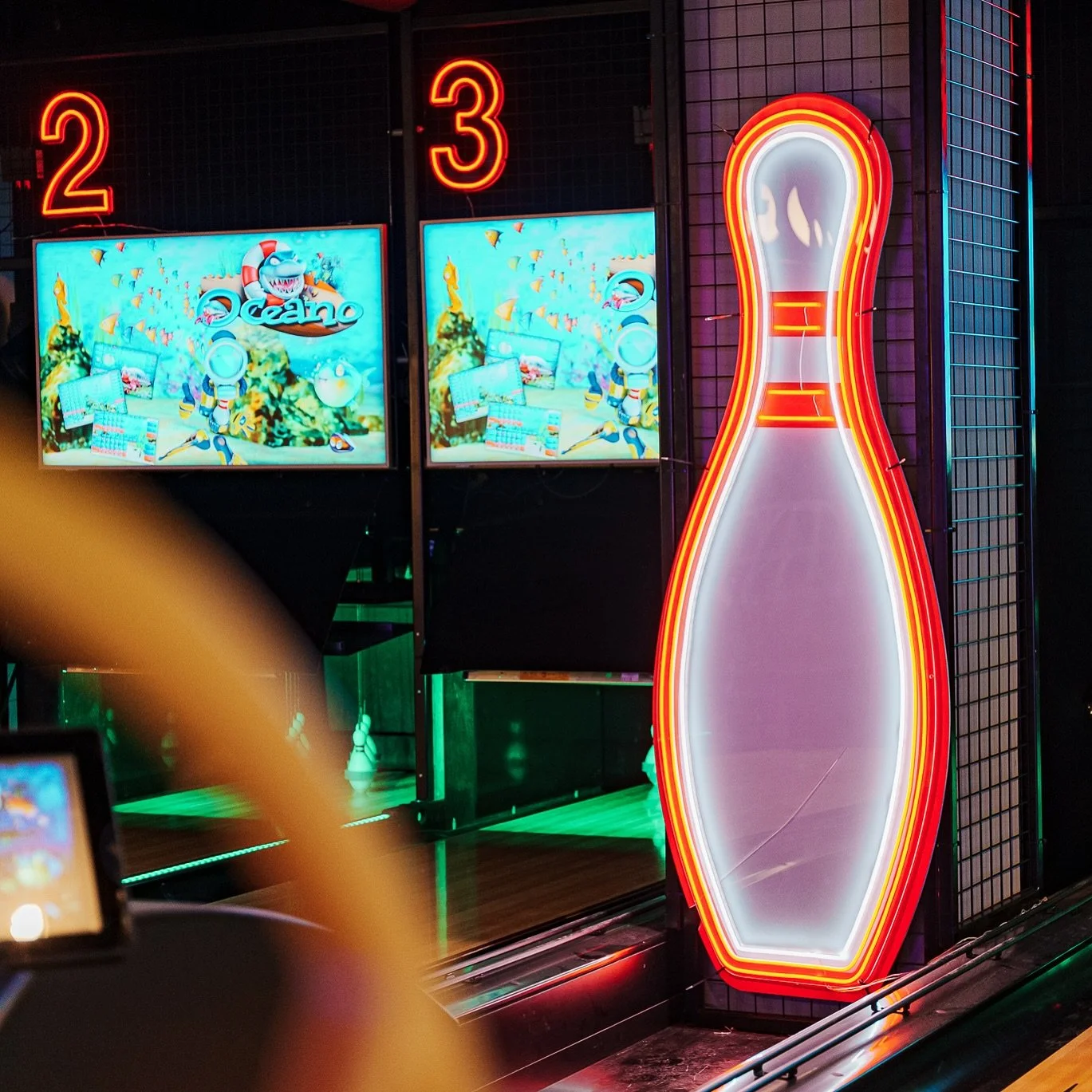 Endelig fredag! 🥳
Vi åpner dørene kl. 17:00 og holder det gående helt til 01:30 i natt! 🎯
Ta turen innom for en runde bowling, en sang i karaokerommet – eller bare god stemning med noe digg i glasset.
Drop-in eller booking