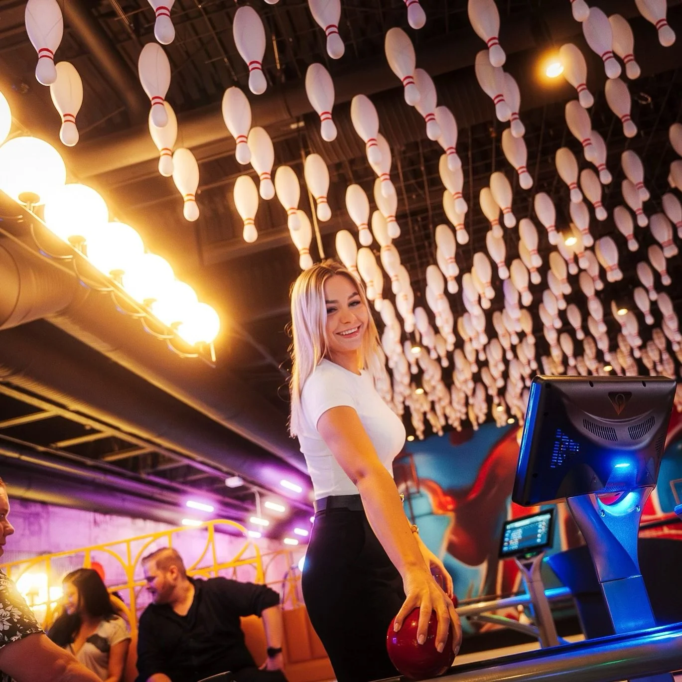 Helgen er her – og stemningen står på topp hos oss! 🥳Vi åpner dørene kl. 17:00 og holder det gående helt til 02:00. Book på forhånd eller kom på drop-in 😎