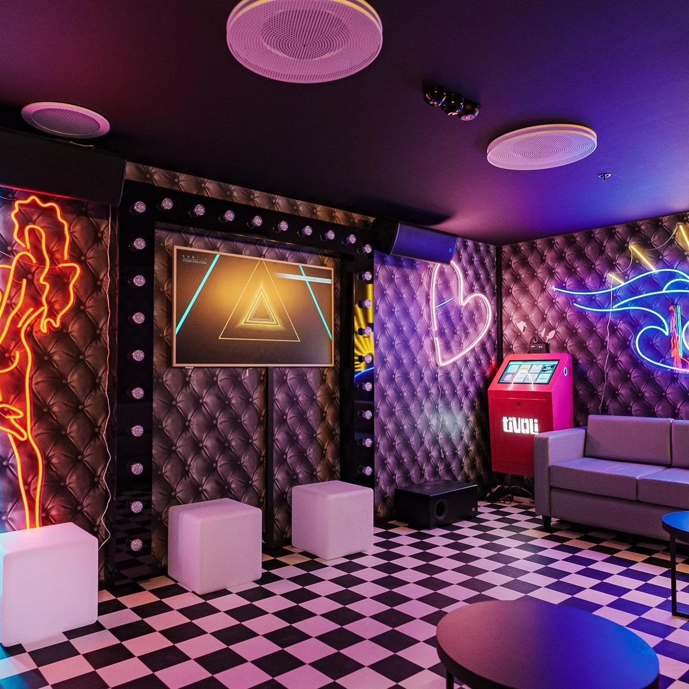 Hva med en runde karaoke i kveld? 🎤 I vårt største rom kan opptil 16 personer synge samtidig! Dørene åpner kl. 17:00 – klar for å slippe løs stemmeprakten? 🎉