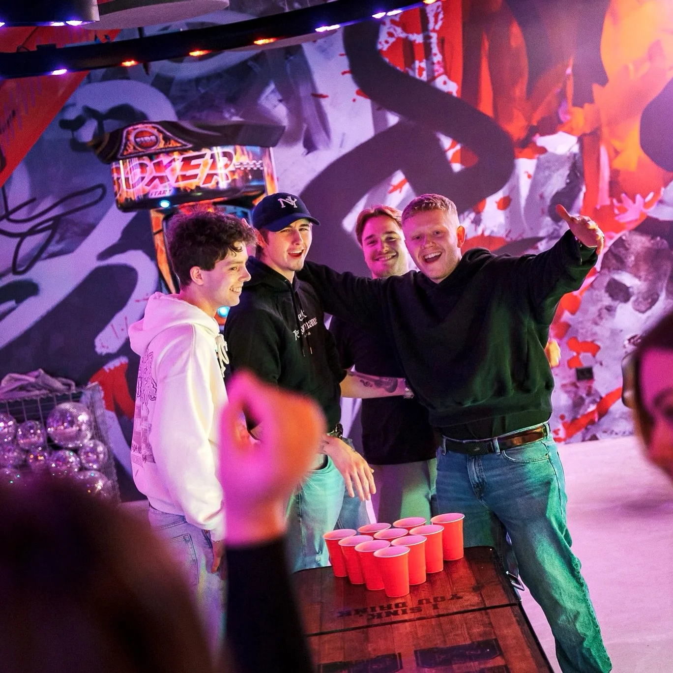 Fredag og helgestemning hos oss! 🥂 Vi åpner kl. 17:00 og holder åpent helt til 02:00. Sikre deg plass med booking – eller stikk innom på drop-in 😎