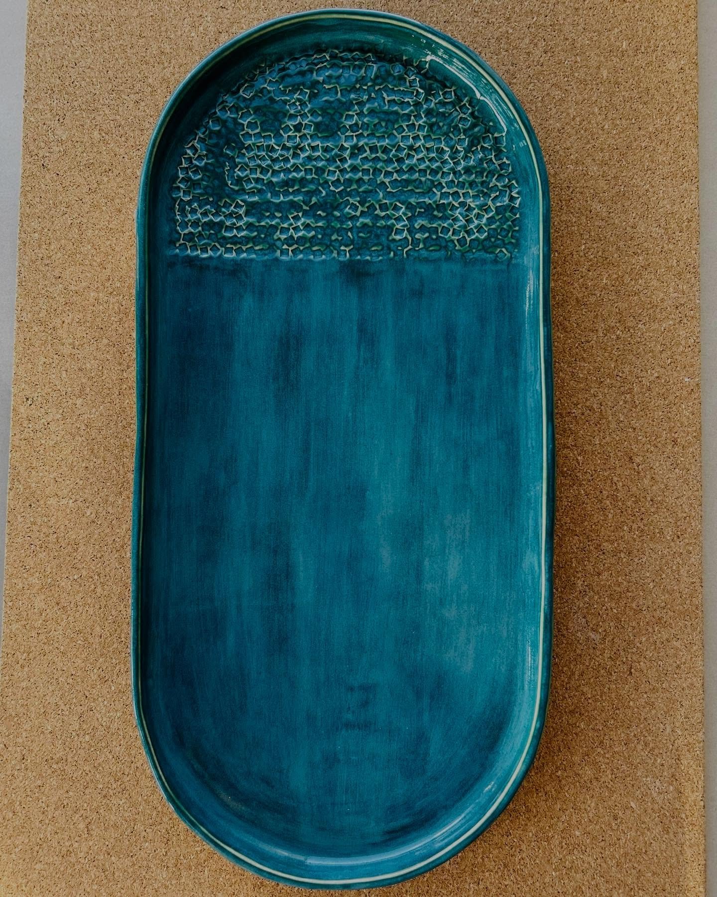 Perfect for holiday hosting, these handmade, long dishes in different shades, are great for serving all sorts of party treats. PM for details or pop round to my studio to have a look 👀 Shown here are the large, medium and small size... And you can c