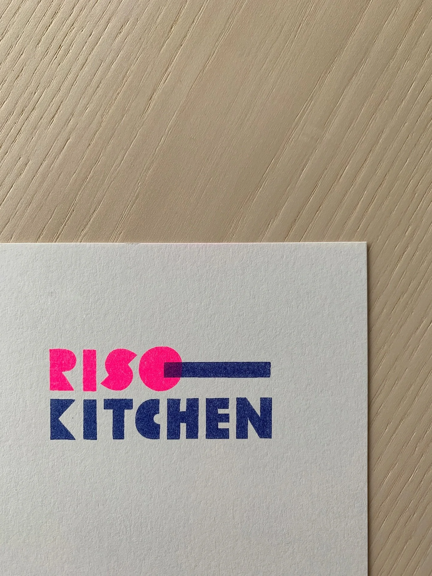 Ein neues Logo f&uuml;r die RISO KITCHEN 💥 

Kennt ihr das: als Kreative steht ihr euch manchmal selbst im Weg, wenn es um das eigene Logo, die eigene Website o.&auml;. geht? Genau deshalb kam mir die Hilfe von @verena.kern sehr entgegen! Verena hat
