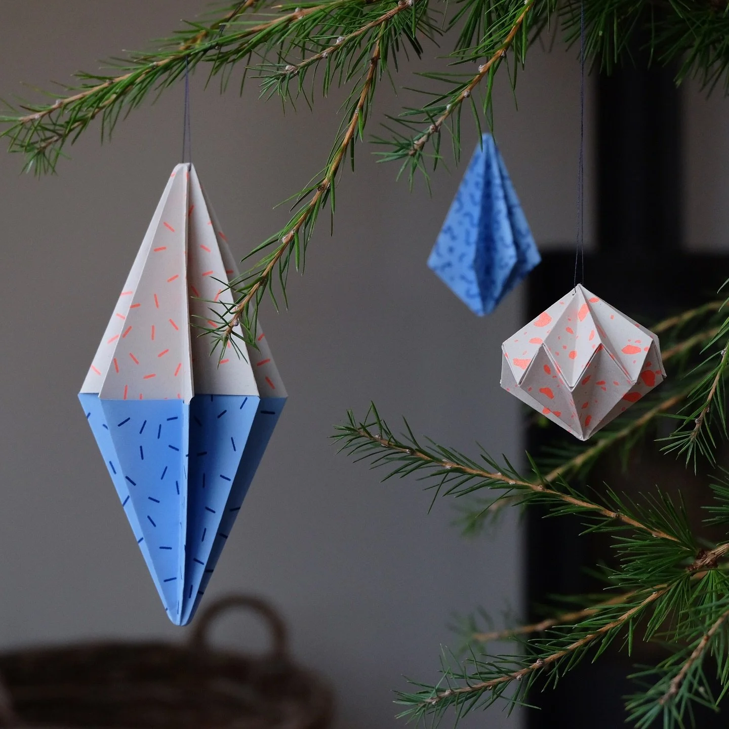 Die Faltritual Adventskalender sind wieder bestellbar! 🎄

Nimm dir Zeit f&uuml;r dich und falte Tag f&uuml;r Tag deinen eigenen Baumschmuck. Der Origami-Adventskalender beinhaltet unterschiedliche Origami-Papiere, digitale Faltanleitungen und Garn, 