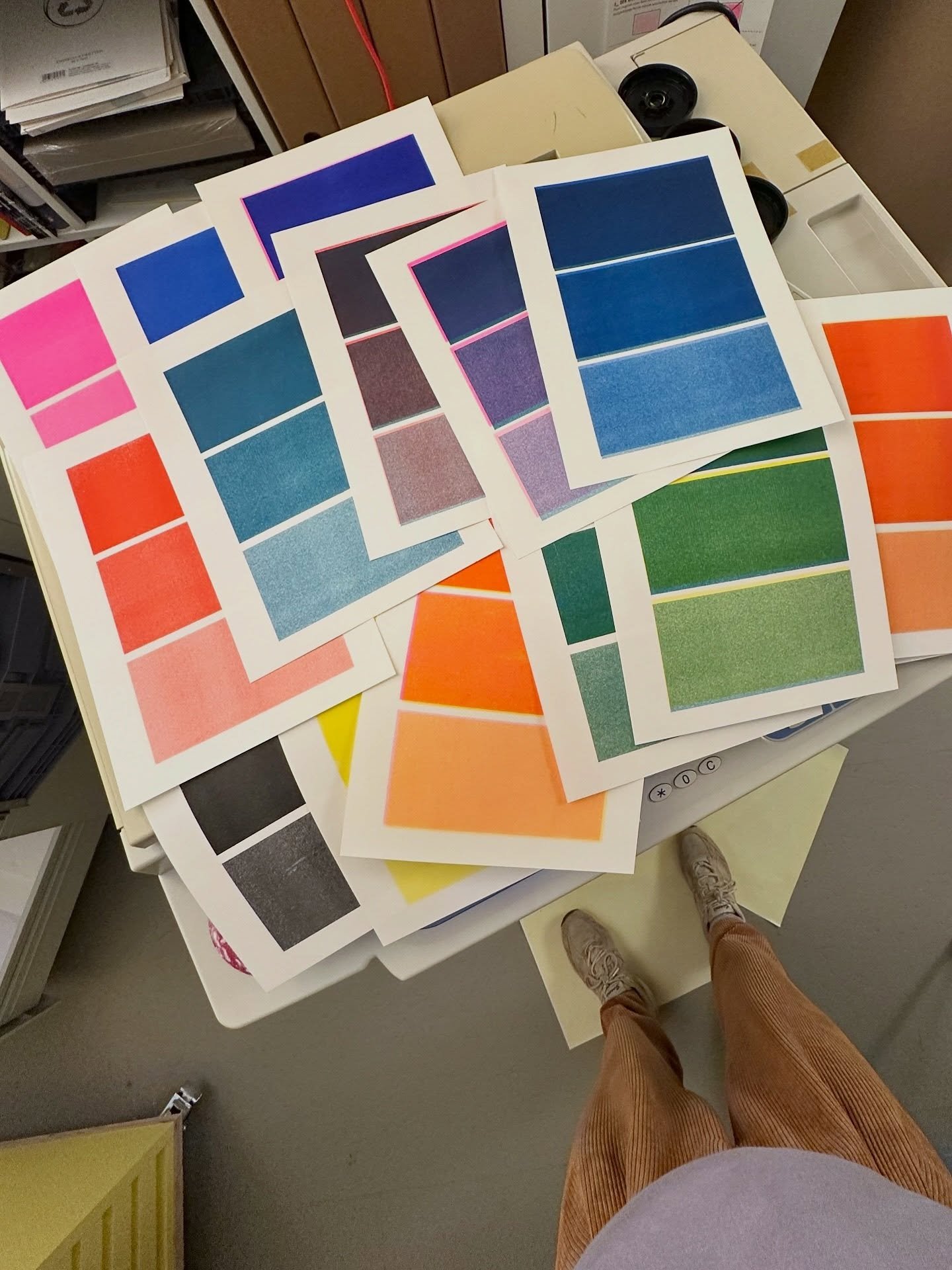 Workshop-Vorbereitung 🌈 

Ich liebe es die leuchtenden Riso-Farben in ihrer vollen Kraft gro&szlig;fl&auml;chig gedruckt zu sehen! Einige neue Farben sind mit dem neuen Riso eingezogen und in den n&auml;chsten Tagen werden voraussichtlich noch zwei 