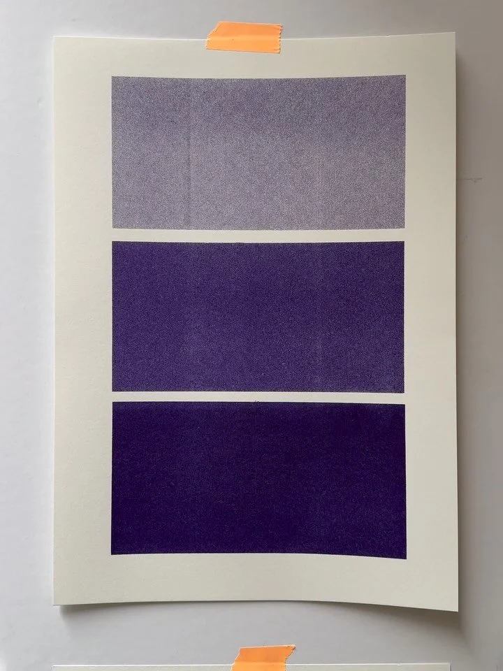 Zwei neue Farben in der RISO KITCHEN:
PURPLE 🍆
FLUO ORANGE 💥

Die Farbmischung daraus:
ein sehr nices BORDEAUX 🍇

Der Moment der Wahrheit: hat das Einf&auml;rben des Farbzylinders geklappt? Yes!

Mit zwei neuen Farben wachsen auch die M&ouml;glich
