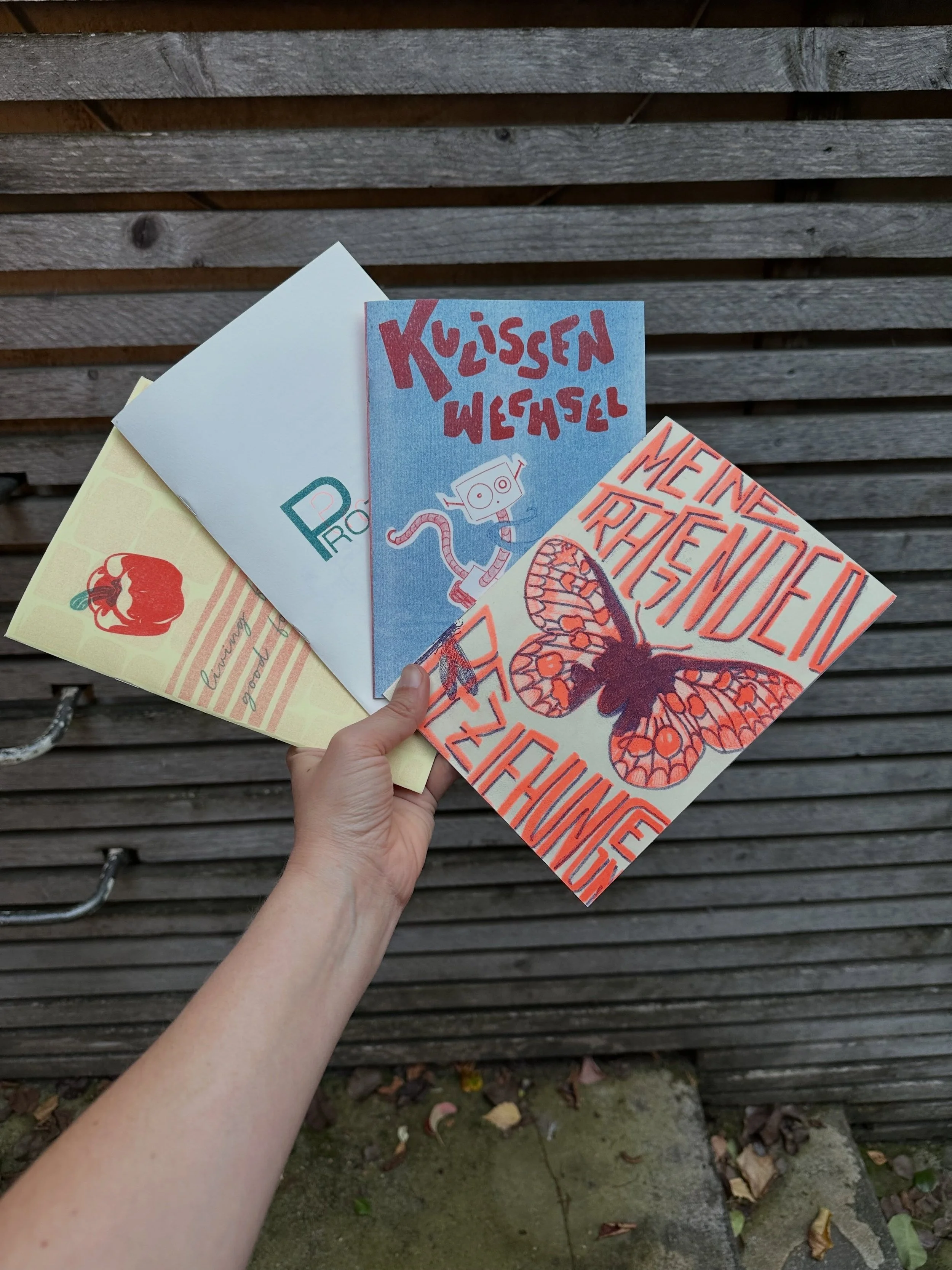R&uuml;ckblick Zine-Workshop f&uuml;r die @ecosignakademie in der letzten Woche

Vier tolle und ganz unterschiedliche Zines sind entstanden. Danke f&uuml;r&lsquo;s Mitmachen!

nehrier.naira
@leolonoel 
@arrn_doku 
@annikaaa03 

Bevor wir uns an die Z