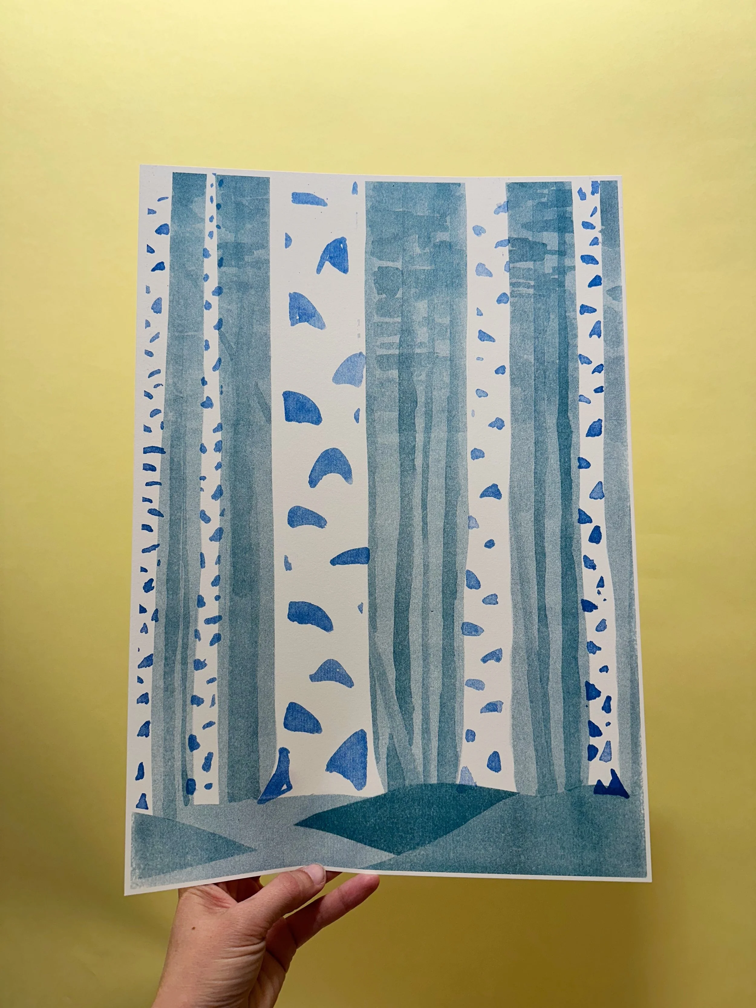 Die Vielfalt der Riso-Prints, die in meinen Workshops entstehen, ist gro&szlig;. Oft wird collagiert, mal gezeichnet, manchmal gestempelt. Jede:r bringt seinen ganz eigenen Stil mit und ich &ldquo;bewerte&rdquo; die Ergebnisse nur ungern, da jede Arb