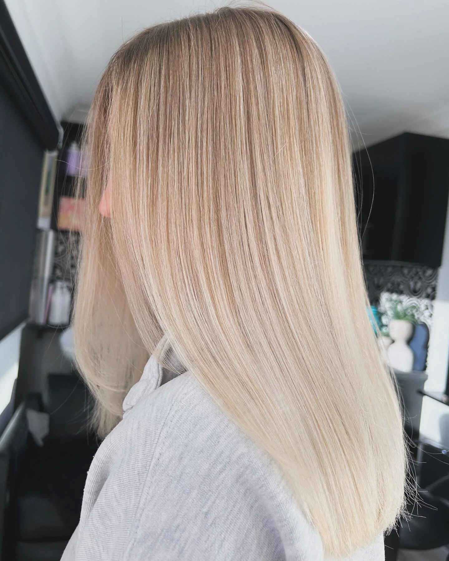 That brightness and blend 🤌🏼 
Swipe for the before

Some teasylights, tip outs, root smudge, toner and a healthy trim has these locks looking luscious 🤩

@milkshakehair_aus 
@milk_shakemelbourne