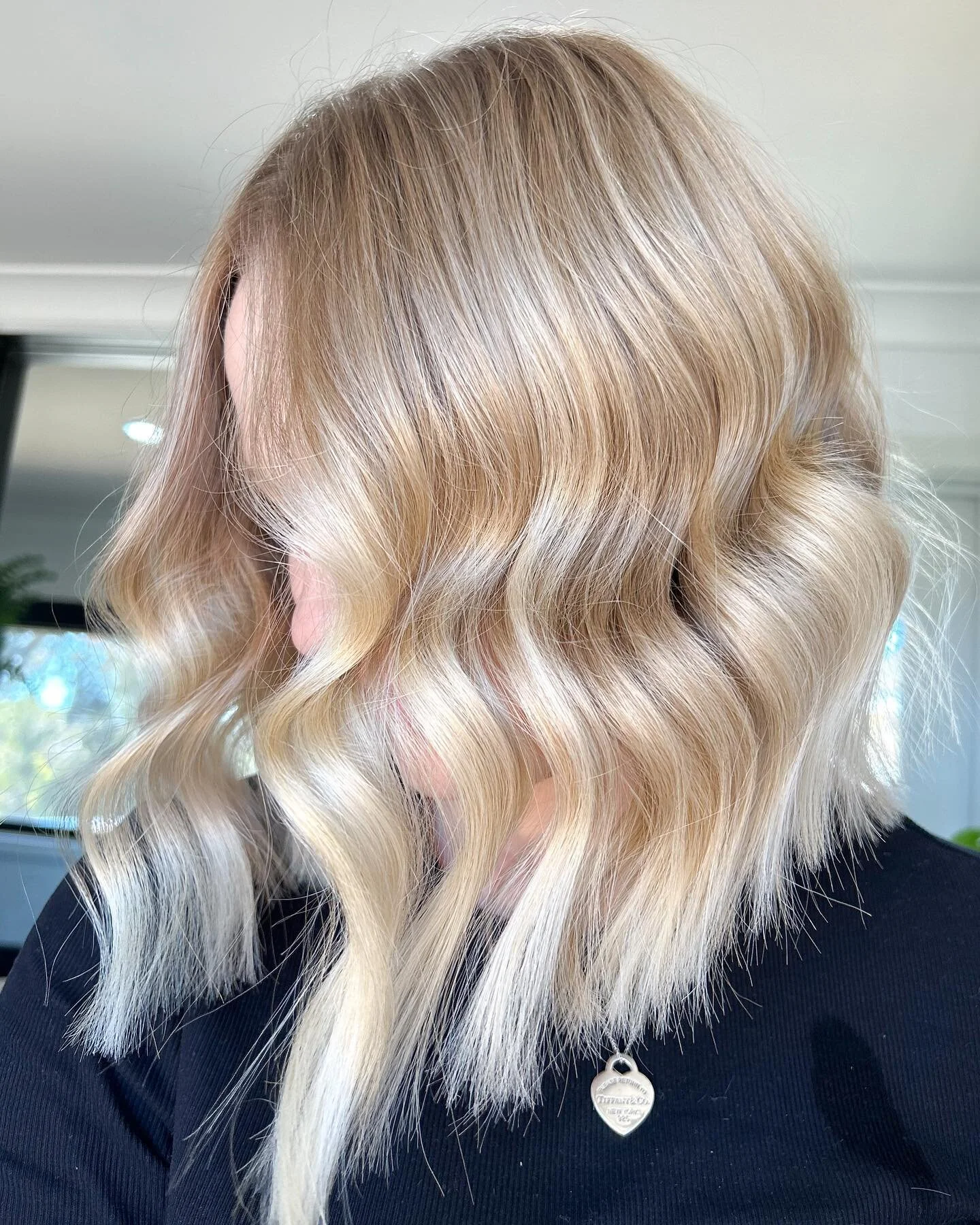 It&rsquo;s giving those sun kissed vibes ☀️ 

Lots of teasy lights and tip outs while leaving dimension through the top and back to give an effortless grow out. Afterwards I finished off with a root smudge and toner to give a seamless blend 🙌🏼 

Wa