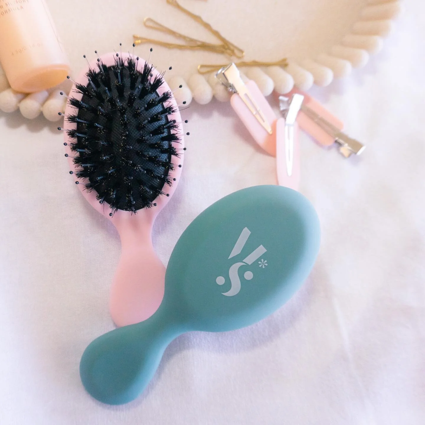 INTRODUCING..

✨ The Mini Perfecter ✨

This mini but mighty brush is designed to fit in your handbag, glovebox and top draw at work.

Made from quality products including nylon and boar bristles it will glide through your hair smoother than a hot kni