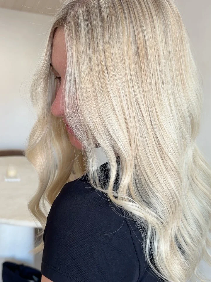 I can&rsquo;t get enough of this colour bright, creamy, clean blonde ✨☁️🫶🏼🫧

Told you the 10&rsquo;s were coming in hawwwt ❤️&zwj;🔥